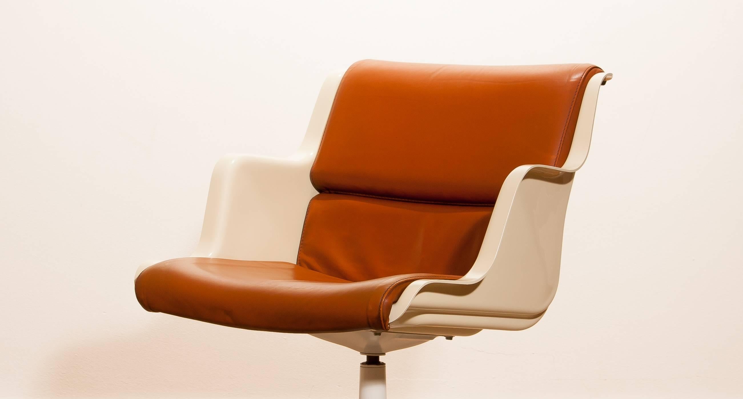 1970s, Leather, Fiberglass and Metal Desk Chair by Yrjö Kukkapuro for Haimi In Distressed Condition In Silvolde, Gelderland