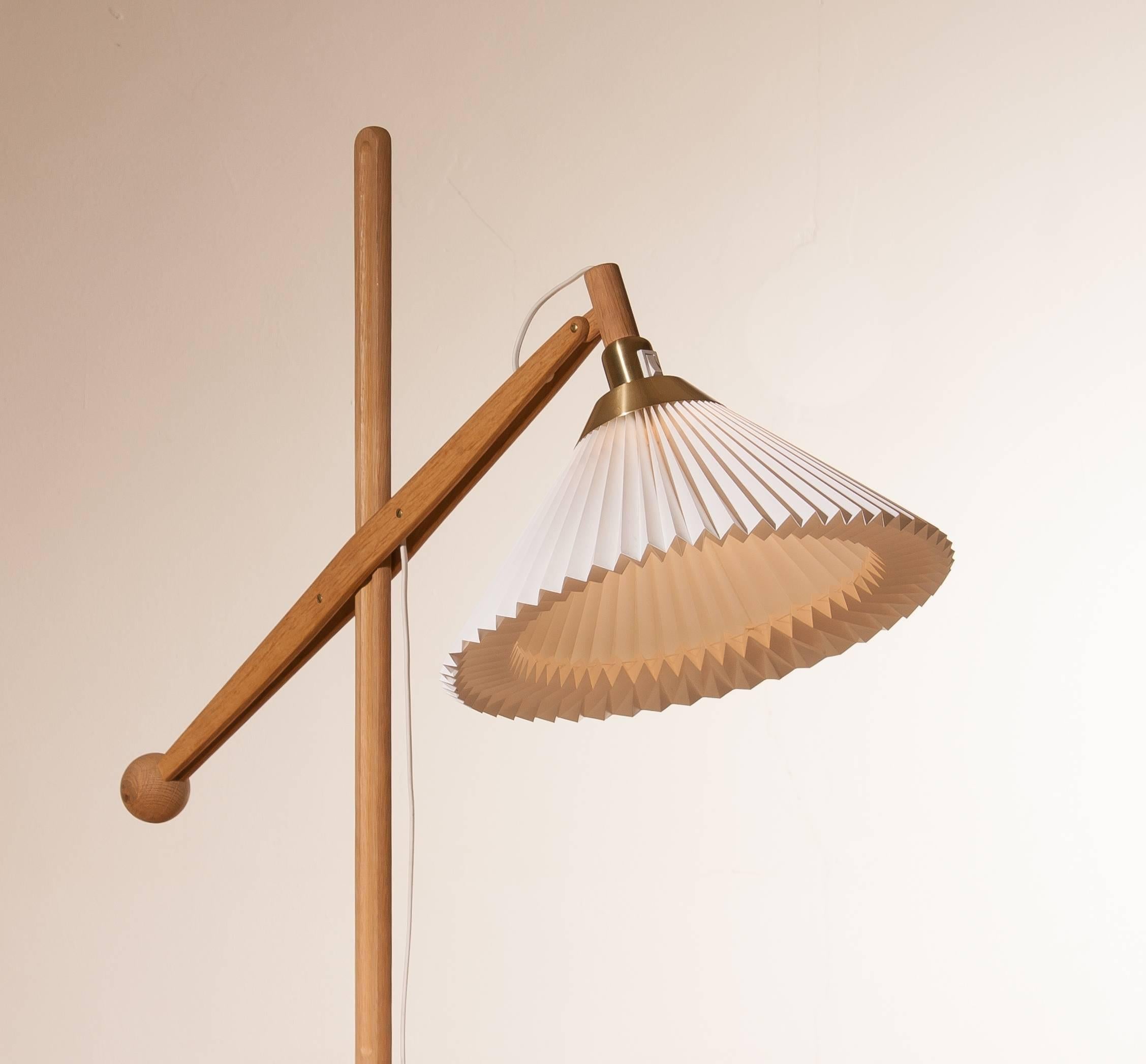 Extremely rare floor lamp designed by Vilhelm Wohlert and produced by Le Klint Denmark.
This lamp has a stand made of oak and is in a very good condition,
Period 1950s.
Dimensions: Height 150 cm.
    
    