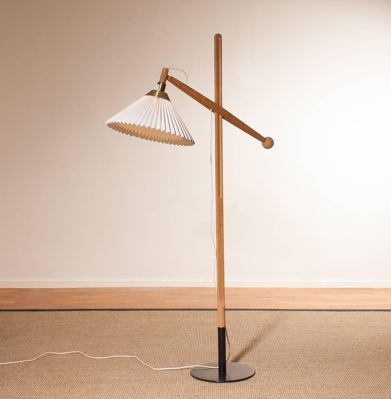1950s, Oak Floor Lamp by Vilhelm Wohlert In Excellent Condition In Silvolde, Gelderland