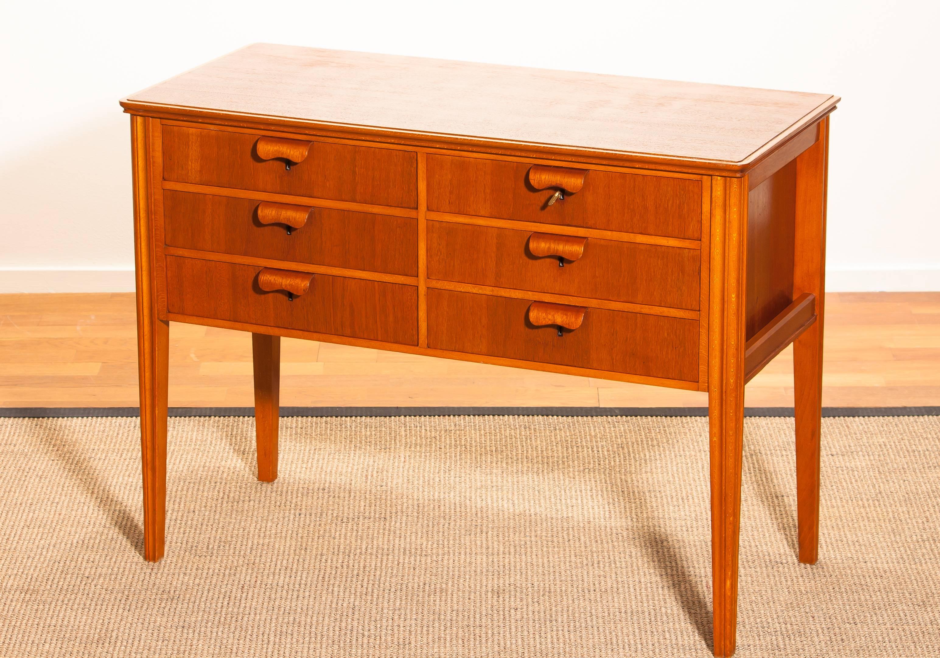 Beautiful chest of drawers made by Ferdinand Lundquist, Sweden.
This cabinet is made of teak and beech and has six drawers.
It is in an excellent condition.
Period 1950s.
Dimensions: H 72 cm, W 96 cm, D 43 cm.