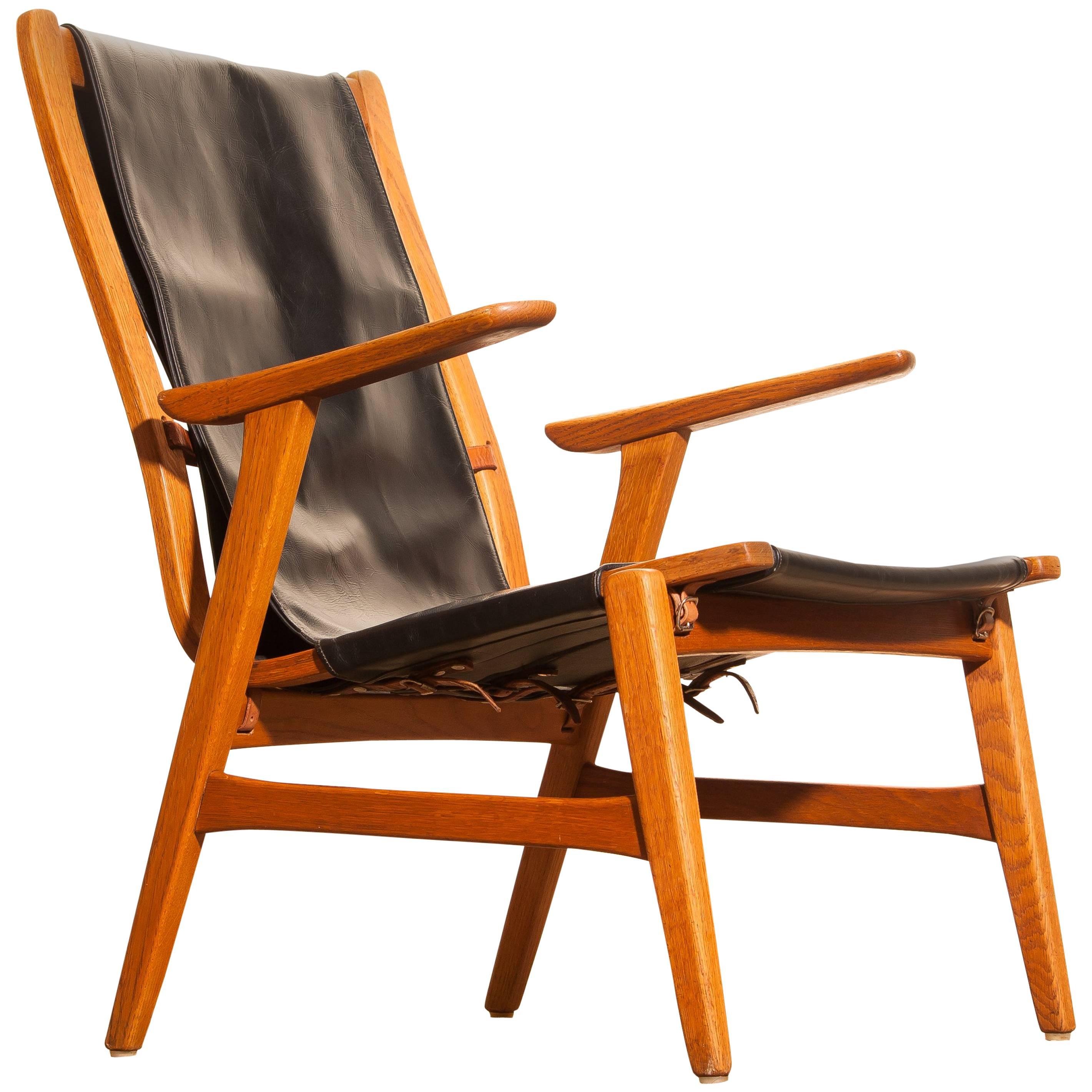 Wonderful hunting chair 'Ulrika' designed by Östen Kristansson for Vittsjö, Sweden.
This beautiful chair is made of an oak frame with a black leather seating.
It is in a very nice condition.
Period 1950s.
Dimensions: H 82 cm, W 62 cm, D 60 cm,
