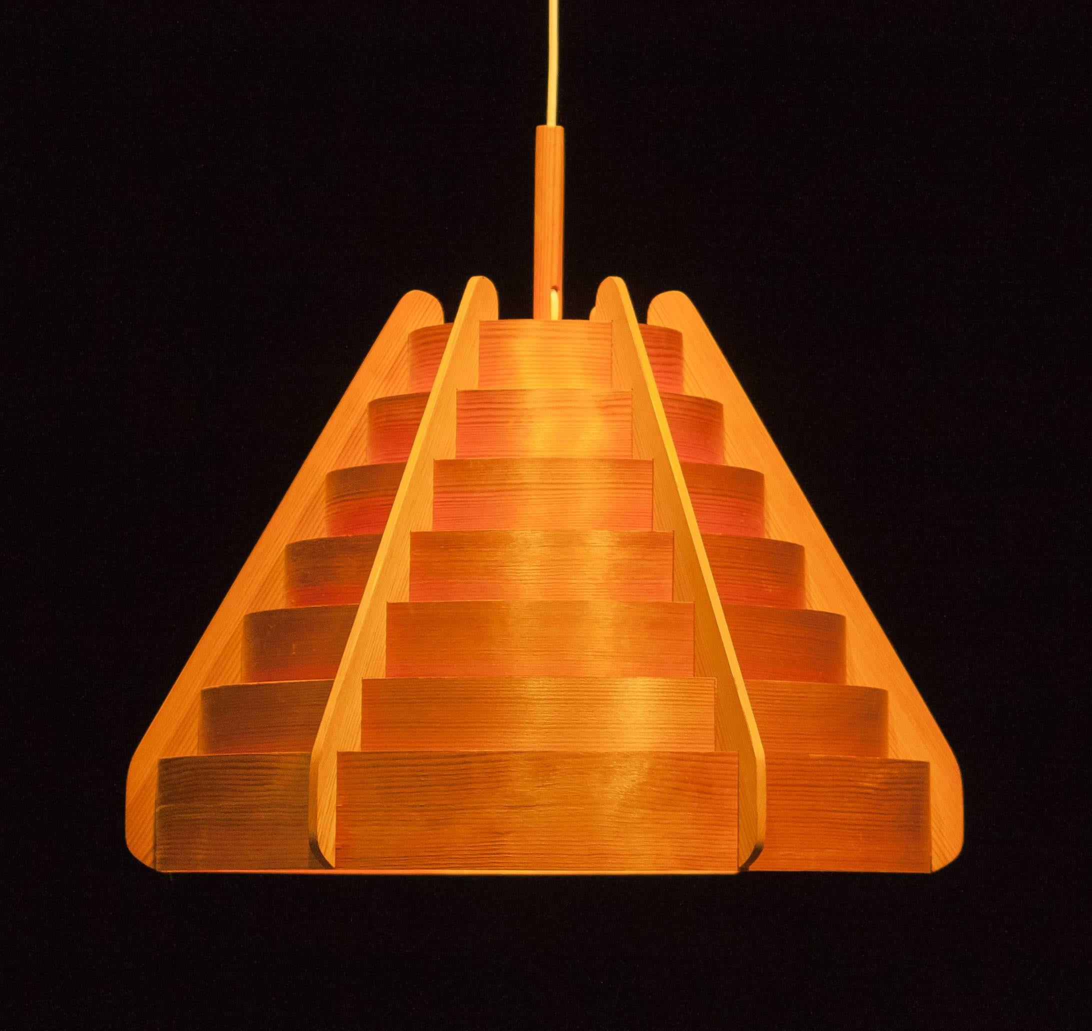 Beautiful pendant by Hans-Agne Jakobsson for Ellysett, Sweden.
This lamp is made of bent pinewood lames.
It is in a very good condition. It has some repairs,
circa 1960s
Dimensions: H.50 cm, ø.52 cm.
 
