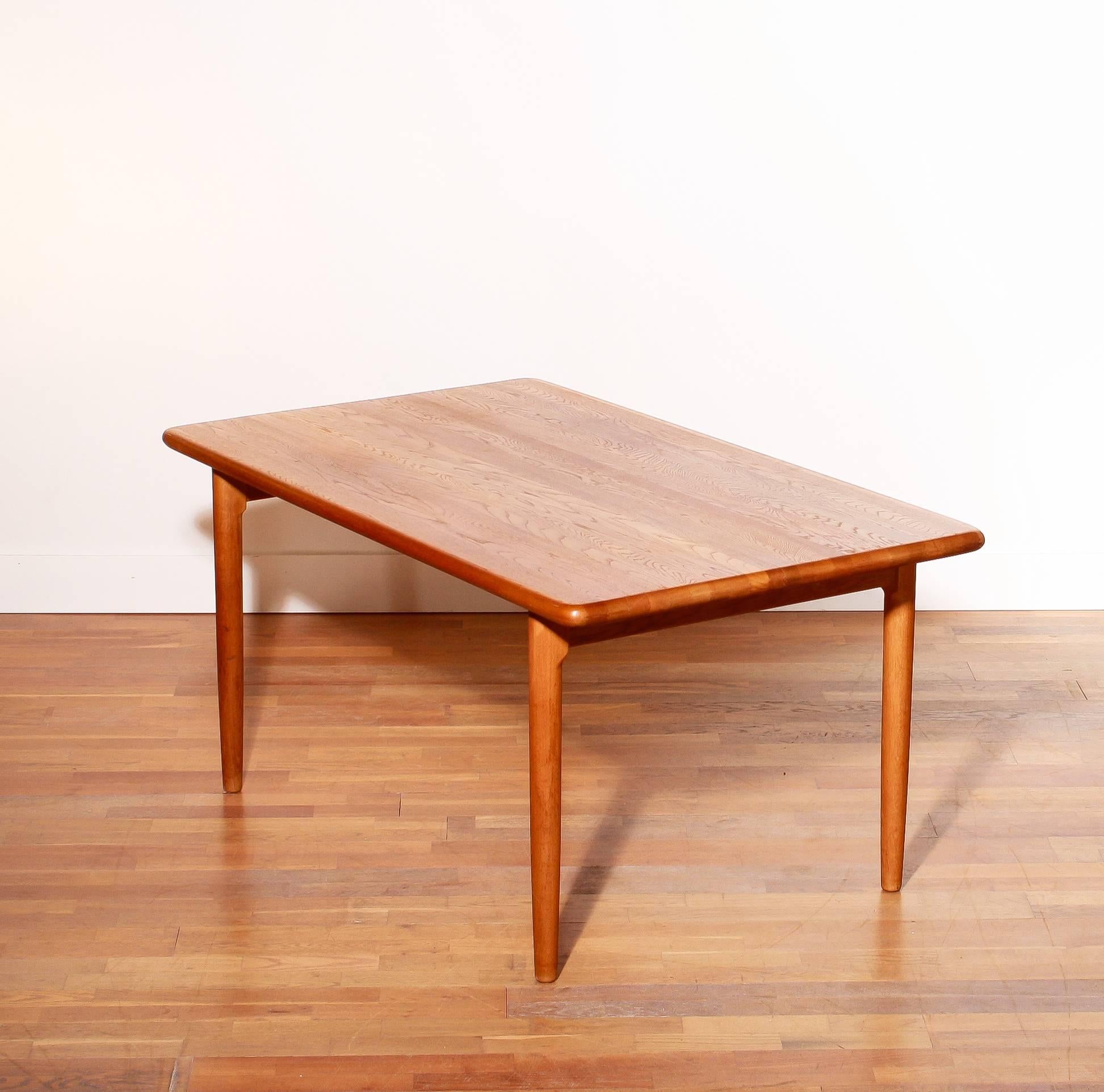 Beautiful oak table designed by Niels Otto Møller and made by JL Møller Møbelfabrik, Denmark.
This table is in an excellent condition. 
The very simplicity makes the table beautiful.
Period 1954. 
The dimensions are D 90 cm, W 149 cm, H 73 cm.