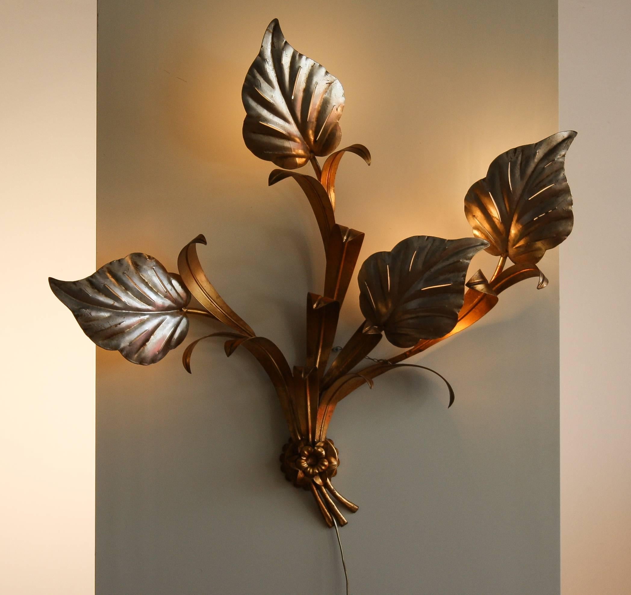 A nice large Italian wall lamp.
This lamp has four large leaves behind it a light bulb which gives a beautiful shining.
The lamp is made of metal and painted with a gold and ivory - silver lacquer.
Period 1970s.
Dimensions: H 90 cm, W 100 cm, D
