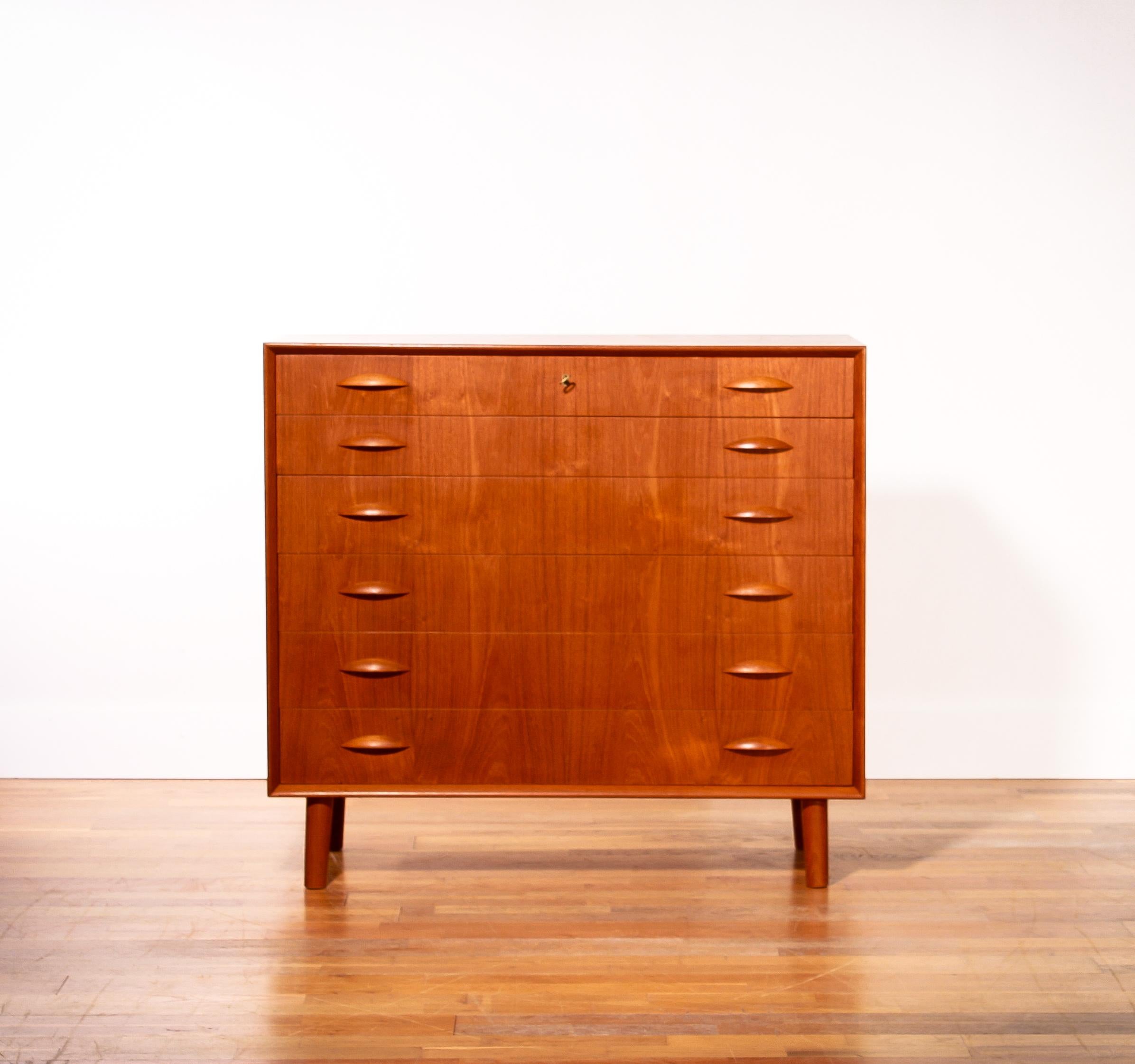 Beautiful cabinet in teak designed by Johannes Sorth and produced by Nexø Møbelfabrik.
This sideboard has six drawers and is in an excellent condition.
The original key included.
Period 1960s.
Dimensions: H 92 cm, W 100 cm, D 45 cm.

 