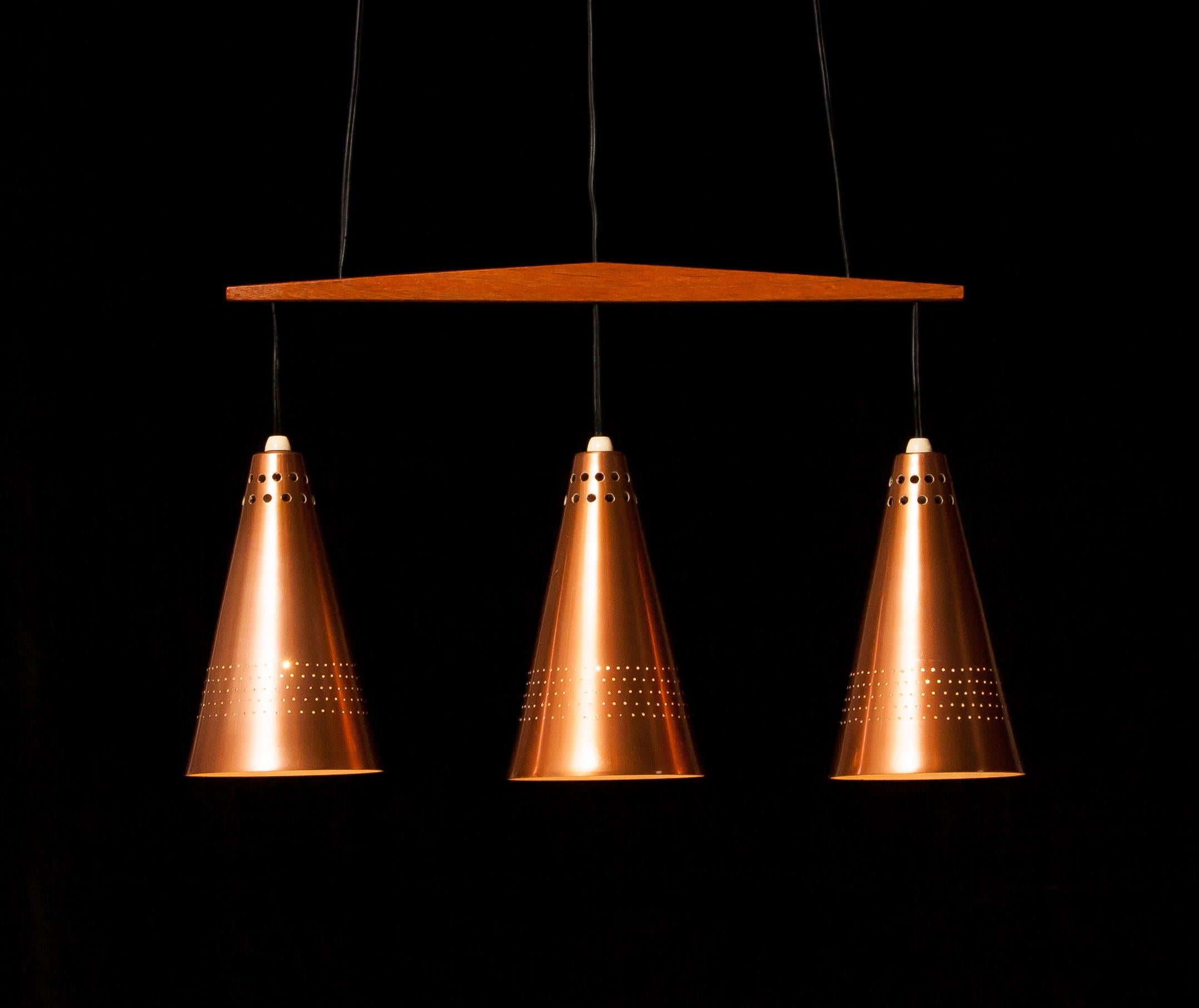 Beautiful lamp designed by Hans-Agne Jakobsson, Sweden.
This pendant is made of three perforated copper shades with a teak stretcher.
It is adjustable in height.
The lamp is in a very nice condition.
Period, 1950s
Dimensions: H 130 cm, W 58 cm,
