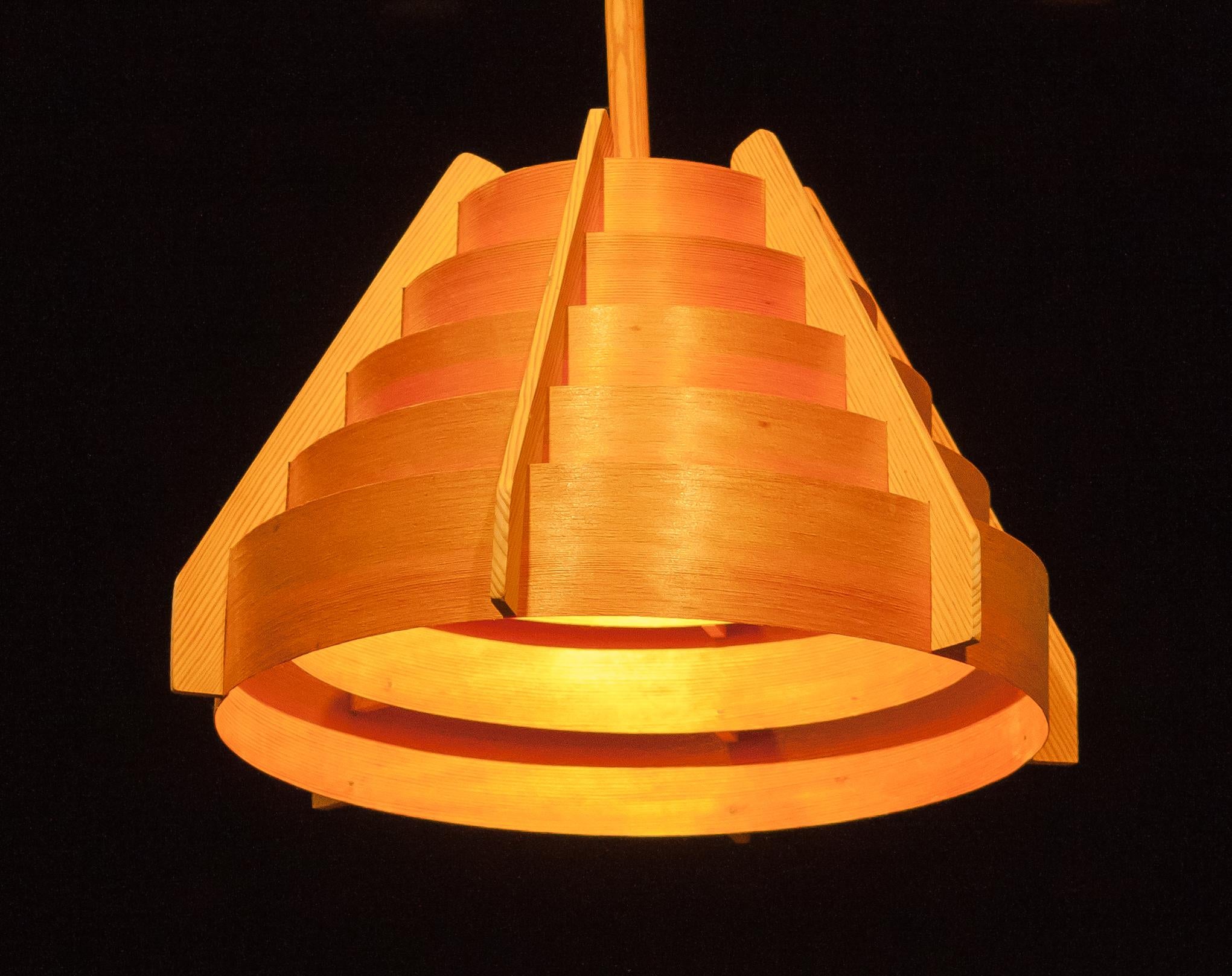 Beautiful pendant by Hans-Agne Jakobsson for Ellysett Sweden.
This lamp is made of bent pinewood lamels.
It is in very good condition,
Period 1960s.
Dimensions: H 40 cm, ø 43 cm.
 