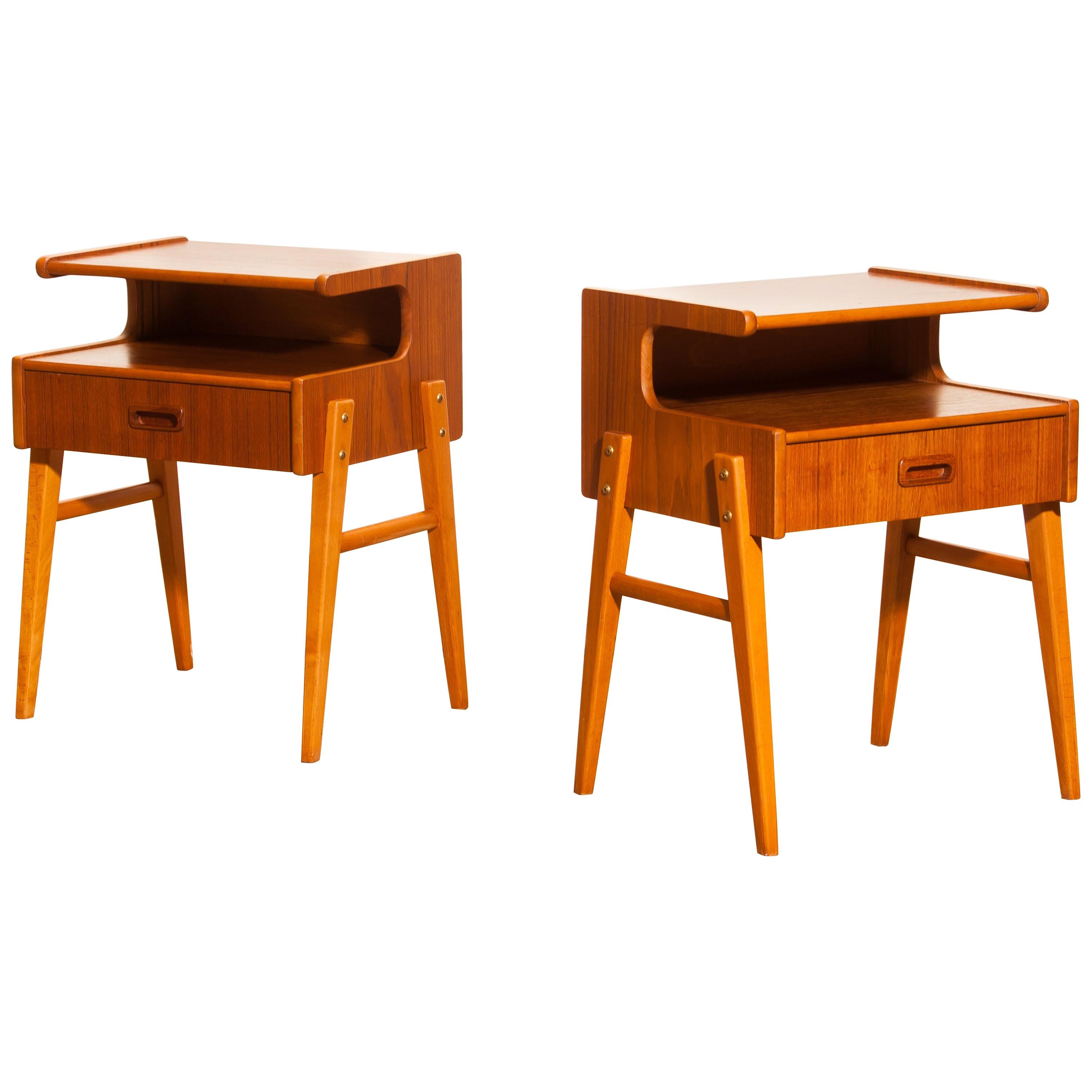 A pair of two lovely bedside tables in beautiful ‘C’ shape.
These tables are made of teak.
Each table has a drawer.
They are in very nice condition.
Period 1960s.
Dimensions: H 54 cm, W 40 cm, D 33 cm.