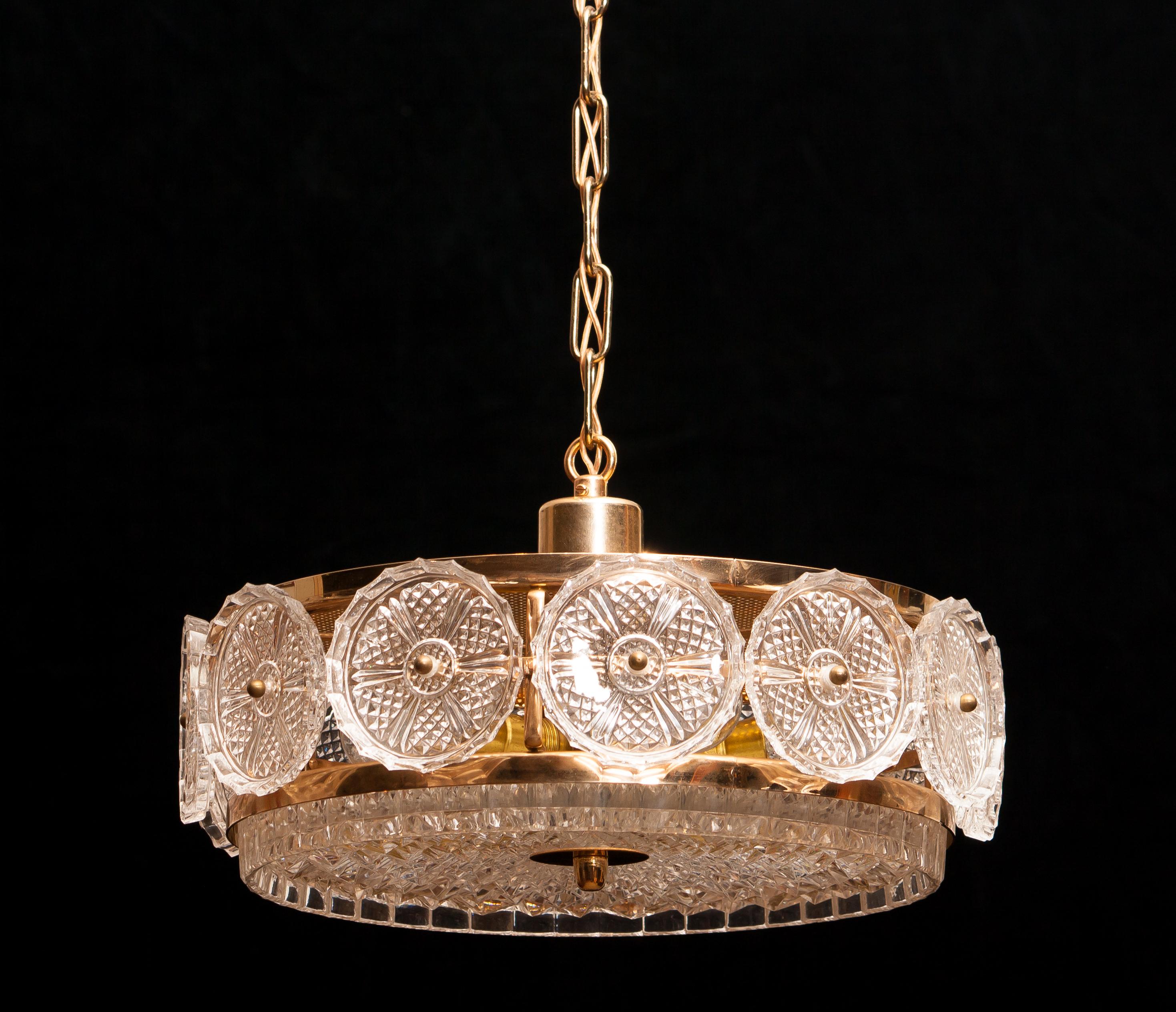 Beautiful lamp designed by Carl Fagerlund for Orrefors, Sweden.
This pendant is made of brass and lovely elements of glass on the edge.
The total height is 87 cm but it is easy to make the chain shorter.
It is in a very nice condition.
Period