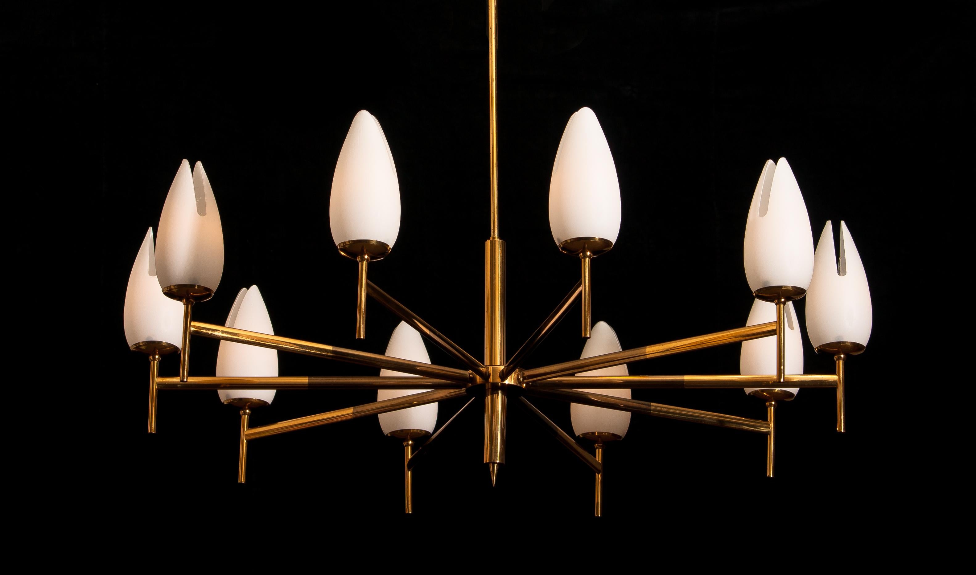Beautiful and original midcentury chandelier with ten tulips shaped matte white Murano glasses on a two-tone brass frame by Stilnovo, Italy.
Period: 1960s.
10 lights. Technical 100% / E14 / 17.
The dimensions are ø of the fixture, 100 cm / 40
