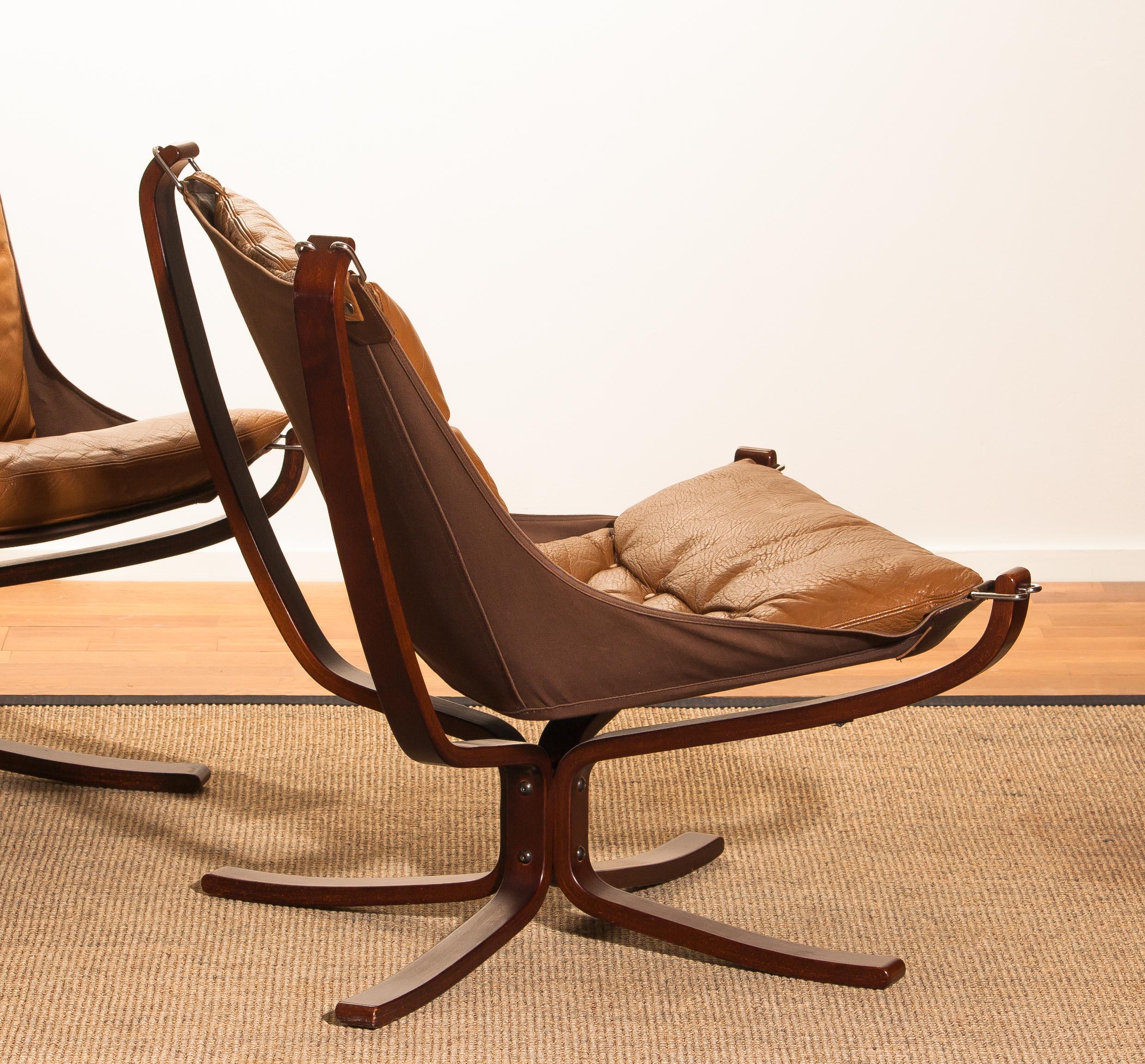 Three Camel Leather 'Falcon' Lounge Chairs and Coffee Table by Sigurd Ressell 1