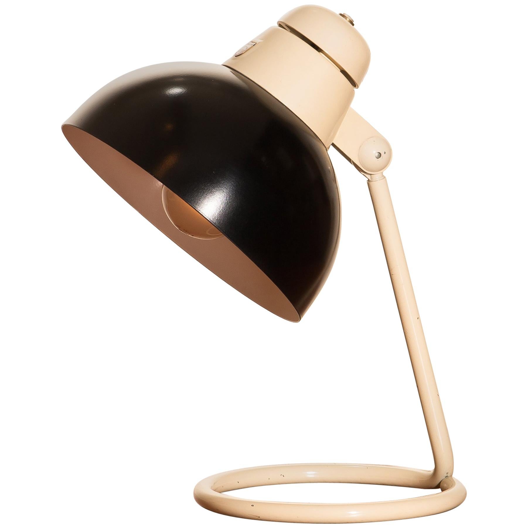 Beautiful desk or table lamp in off-white and black lacquered metal and in very good condition.
Produced by Philips, the Netherlands
Period: 1950
The dimensions are: Height 33 cm – 13 inch / ø shade 20 cm – 8 inch.
