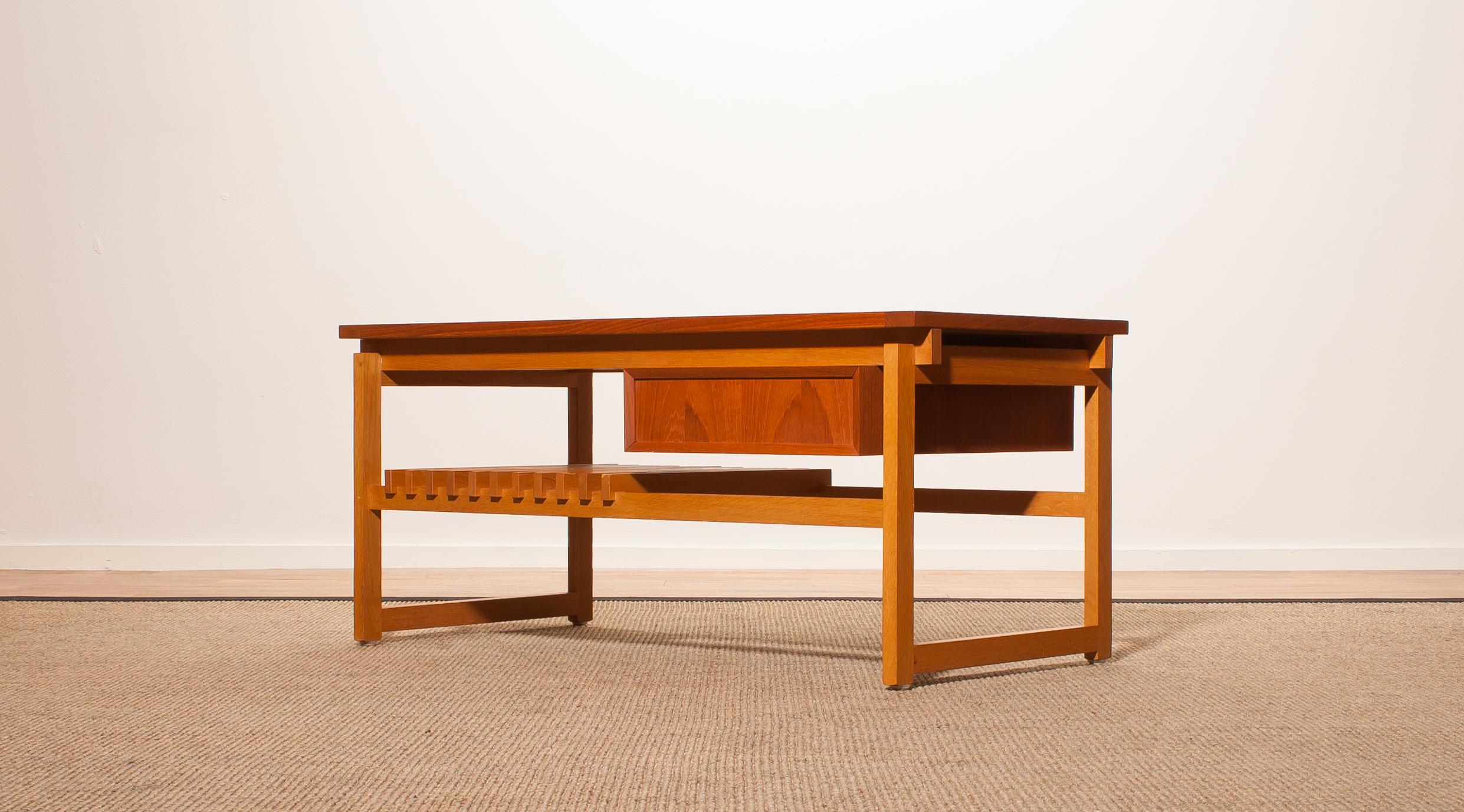 Beautiful coffee table made in Denmark.
This side table is made of teak and has a drawer and a magazine rack.
It is in a very nice condition.
Period 1950s.
Dimensions: H 45 cm, W 100 cm, D 48 cm.