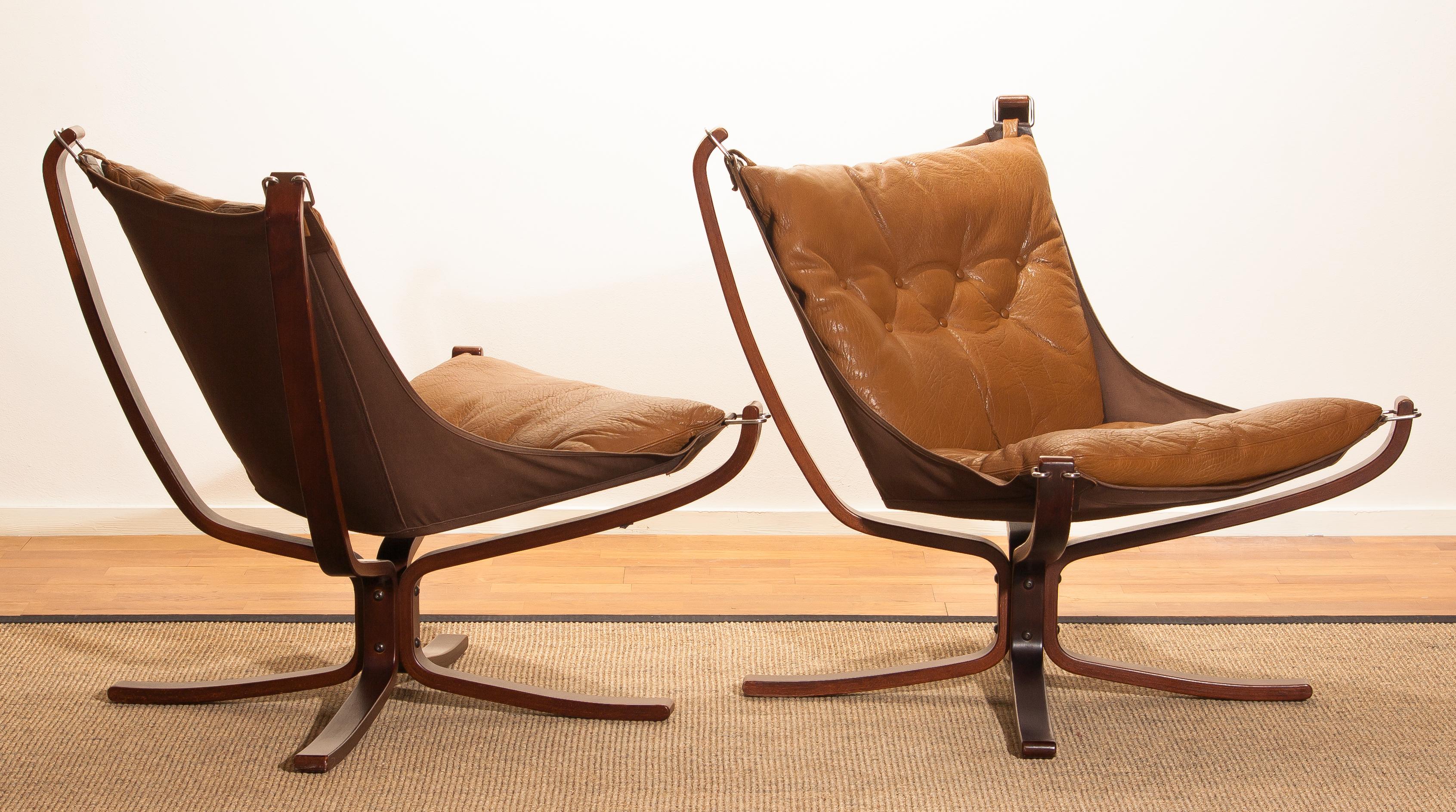 Extremely beautiful set of two lounge chairs or easy chairs. All designed by Sigurd Ressell Norway.
The two chairs are in very good original condition.
The camel leather seating as the wooden frames are all in perfect condition.

Period