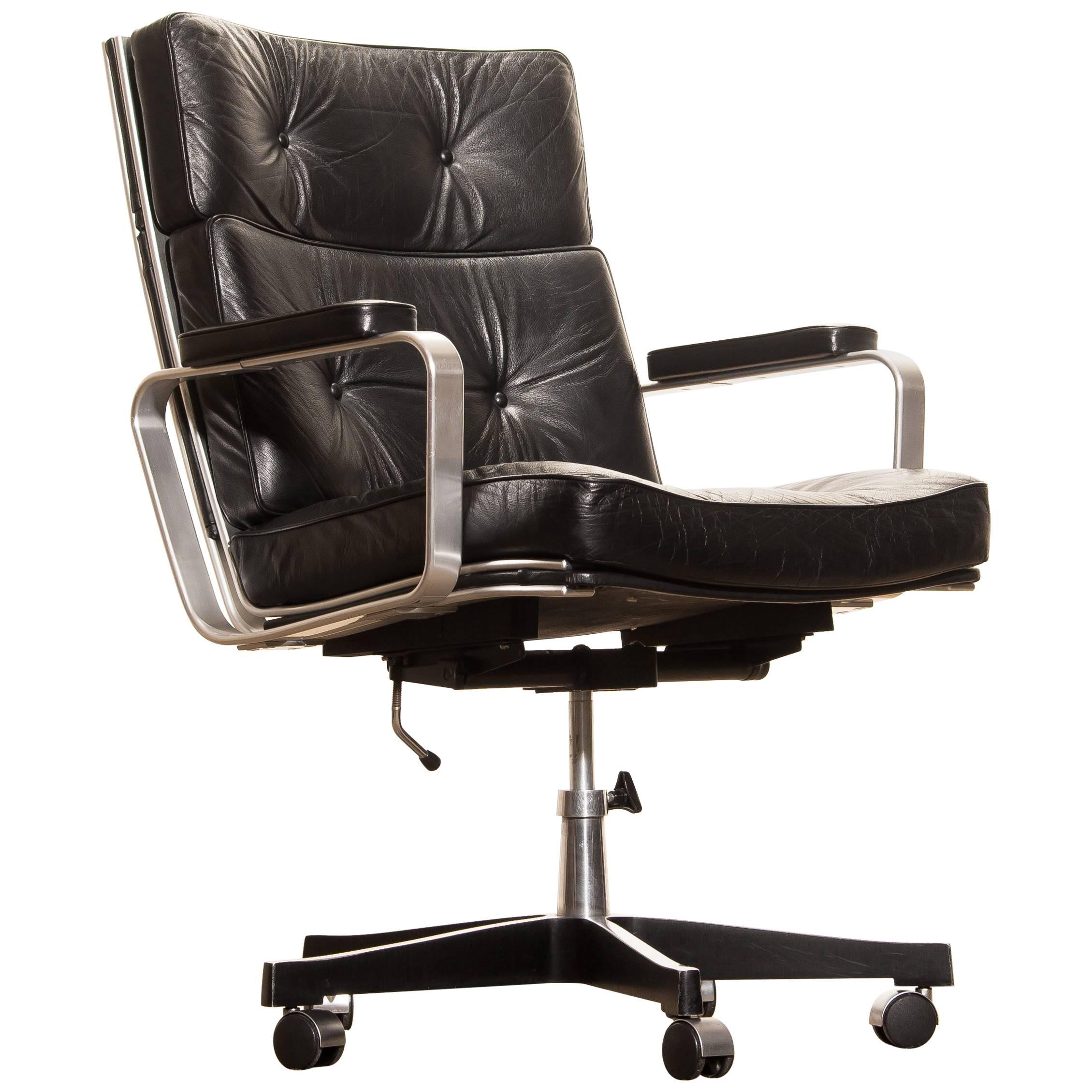 Beautiful adjustable office chair designed by Karl Erik Ekselius for JOC Möbler.
The nice thick solid black leather with an aluminium frame and steel five legs on wheels is a perfect combination.
The chair is extremely comfortable.
With minimal
