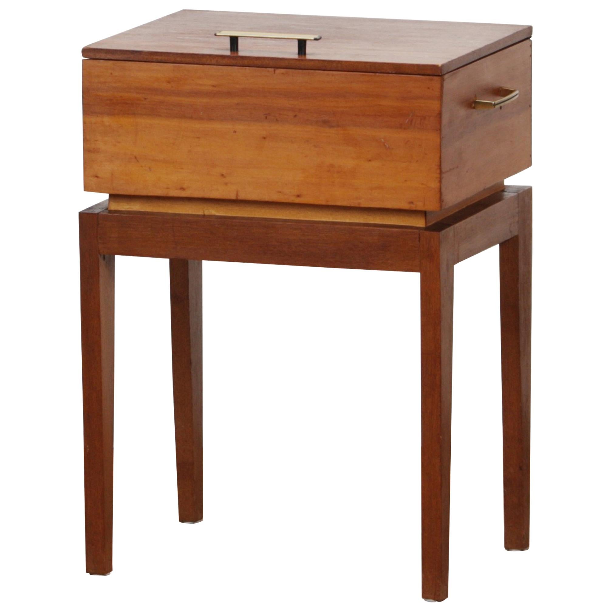 Beautiful sewing, side table.
This side table with storage is made from teak and pine and is in excellent vintage condition.
Period 1950s.
Dimensions: H 56 cm, W 40 cm, D 32 cm.
