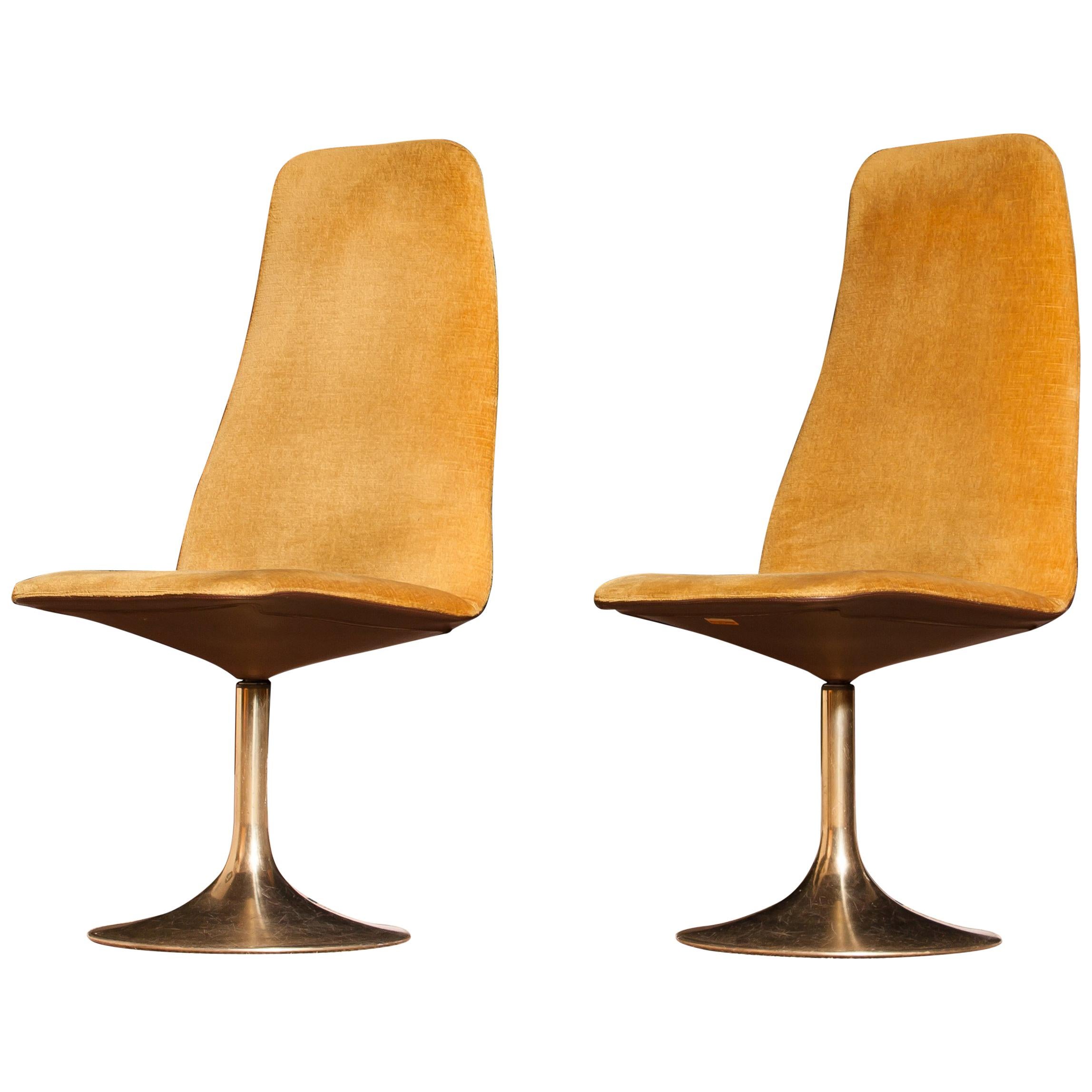 Very nice pair of swivel chairs by Johanson design for Markaryd Sweden.
The chairs have a brass tulip swivel feet with golden velour and faux leather upholstery.
They are labelled.
Period 1970s.
Dimensions: H 102 cm, W 50 cm, D 48 cm, SH 44 cm.