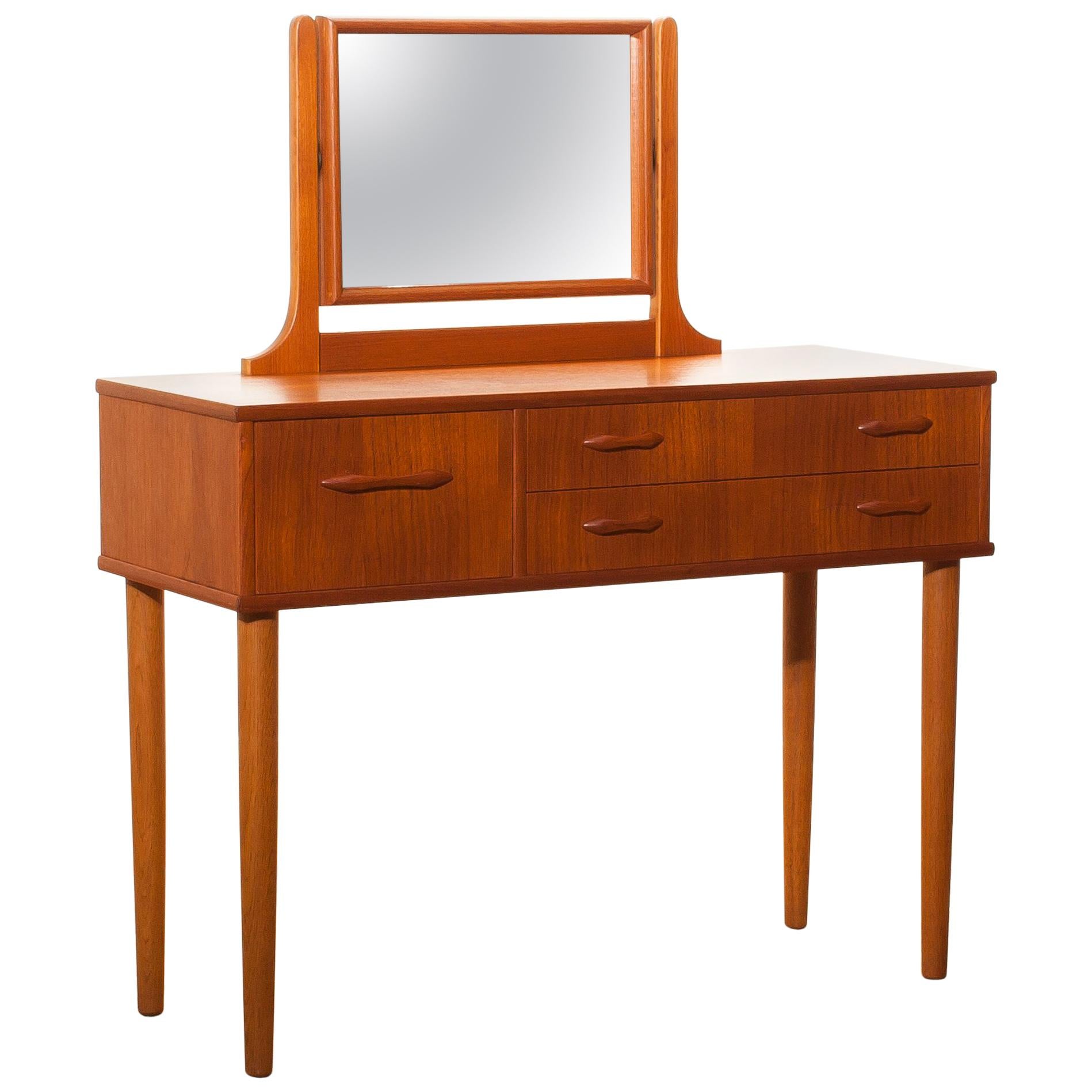 Beautiful dressing table by Ulferts, Sweden.
This dressing table is made of teak and consists of three drawers and a mirror.
It is in wonderful condition.
Period, 1950s.
Dimensions: H 111 cm (including mirror, the height of the tabletop 72