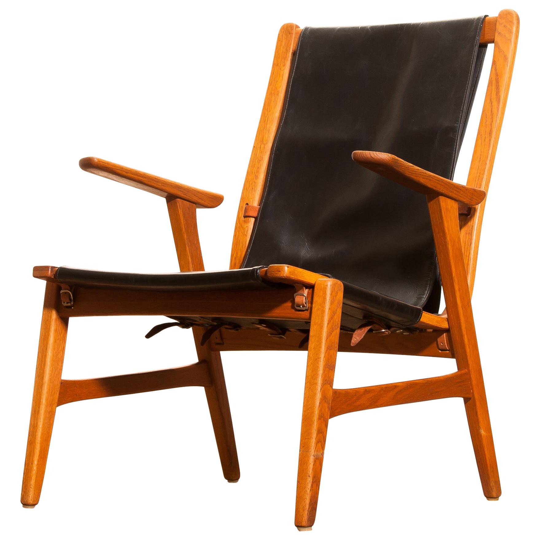 Wonderful hunting chair 'Ulrika' designed by Östen Kristansson for Vittsjö, Sweden.
This beautiful chair is made of an oak frame with a black leatherette seating.
It is in very nice condition,
Period 1950s.
Dimensions: H 82 cm, W 62 cm, D 60 cm,