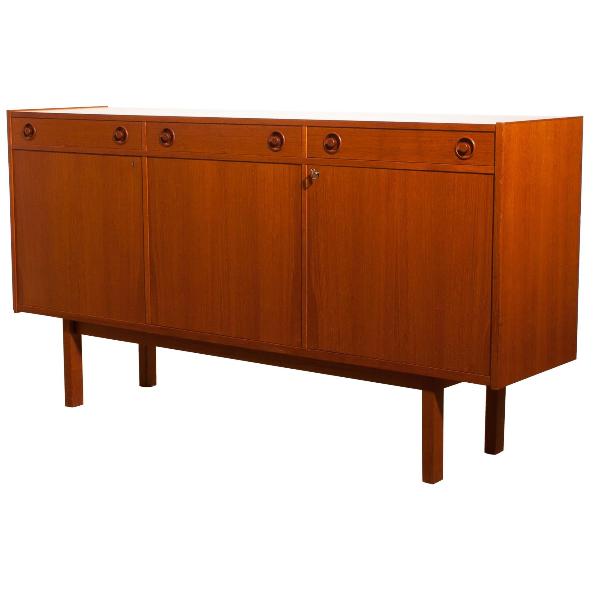 Beautiful sideboard produced by Brexo Möbler, Sweden.
This cabinet is made of teak and has three drawers and three doors.
It is in very nice condition.
Key included.
Period 1950s.
Dimensions: H 90 cm, W 170 cm, D 42 cm.