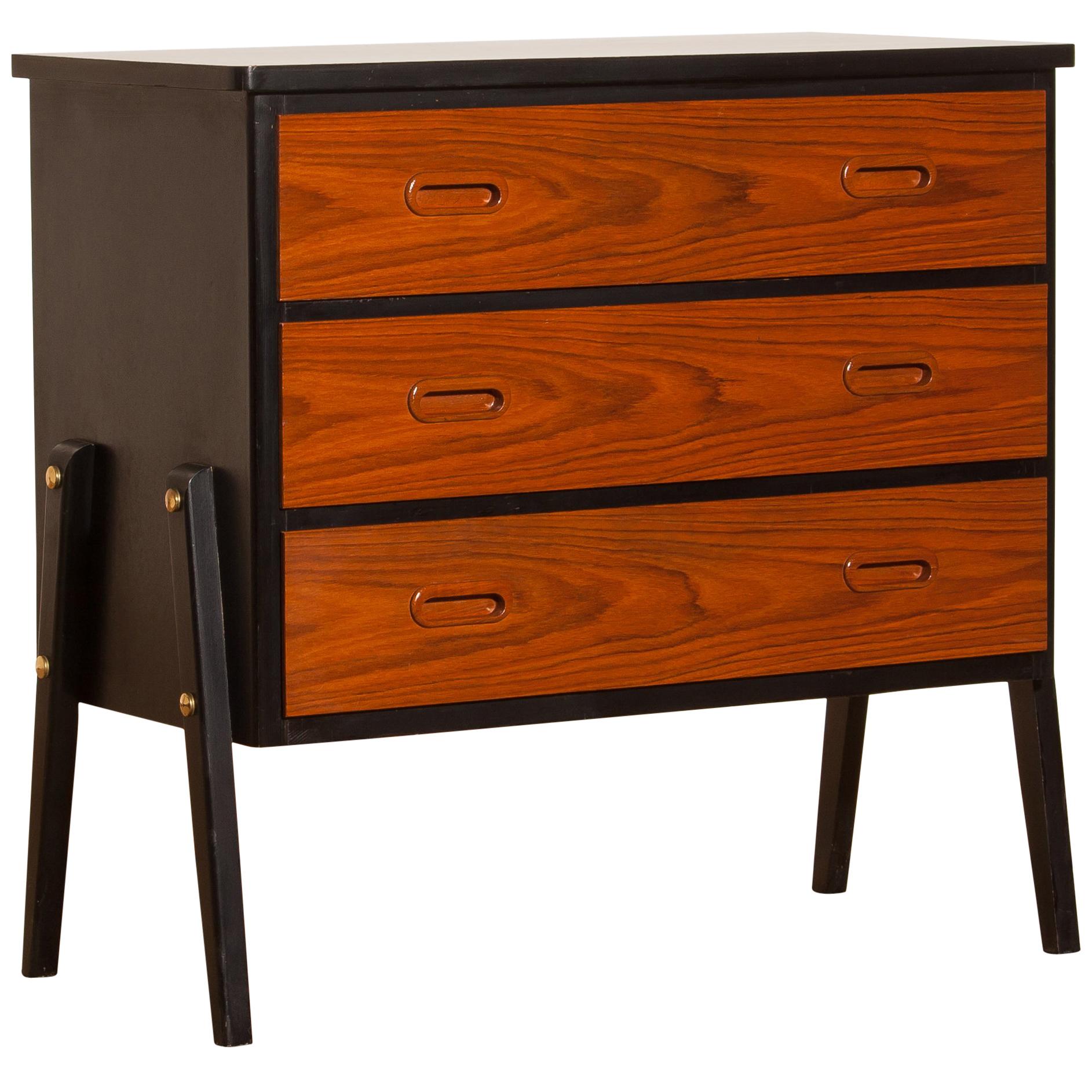 Beautiful small chest of drawers made by Gyllensvaans Möbler, Sweden (marked).
This chest of drawers is made of teak and has three drawers.
It looks great with the black details and is in a very nice condition.
Period 1960s.
Dimensions: H 68 cm,