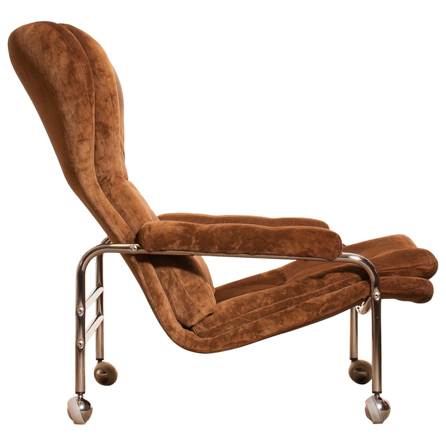Beautiful lounge chair made by Scapa Rydaholm, Sweden.
This chair has a brown velour’s seating on a chromed wheeled frame.
It is in a very nice used condition with little bald spots in the fabric.
Period 1970s.
Dimensions: H 88 cm x W 73 cm x D