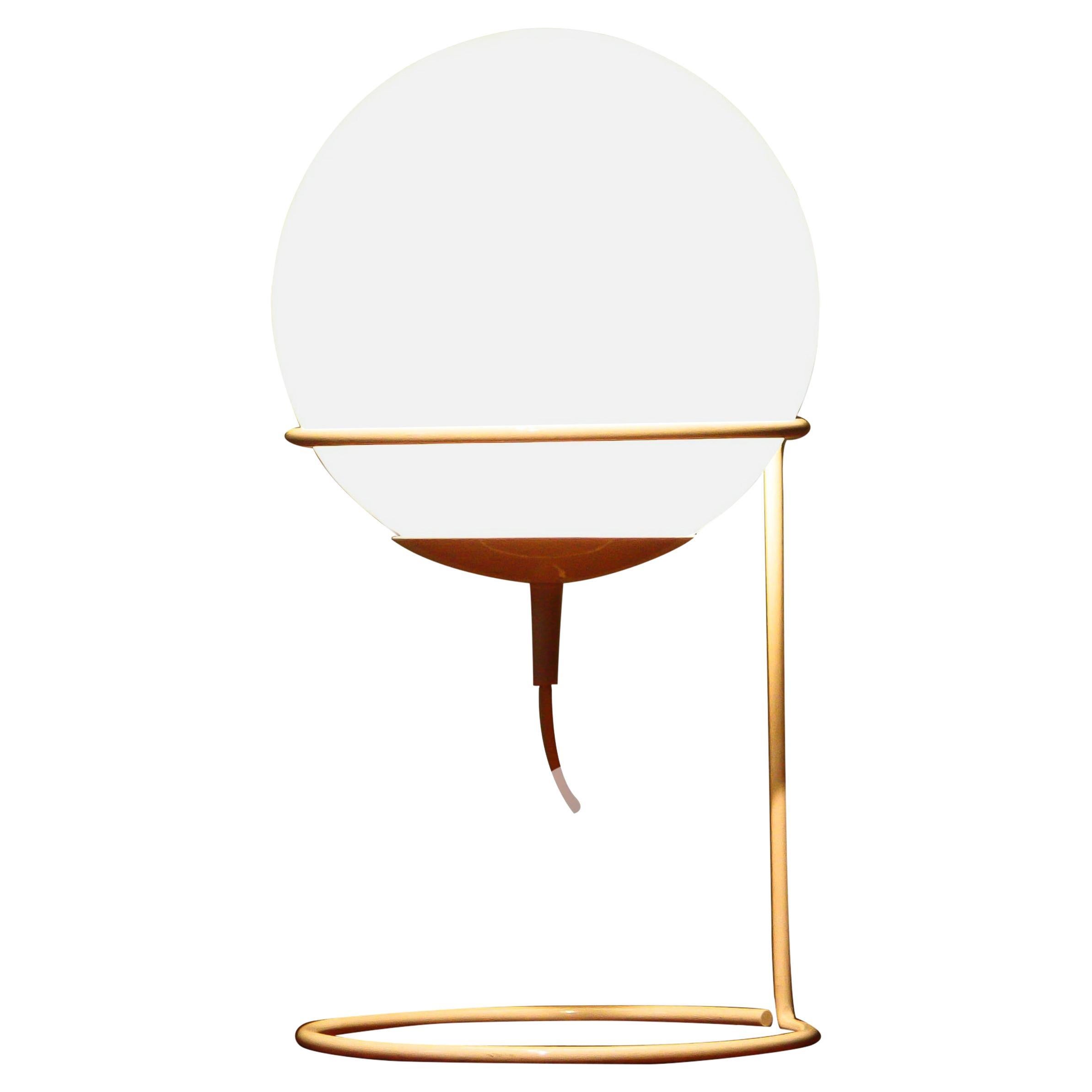 Lampe de bureau en verre blanc « le panier » d'Halaba Zeist des années 1970 sur un cadre en métal blanc en vente