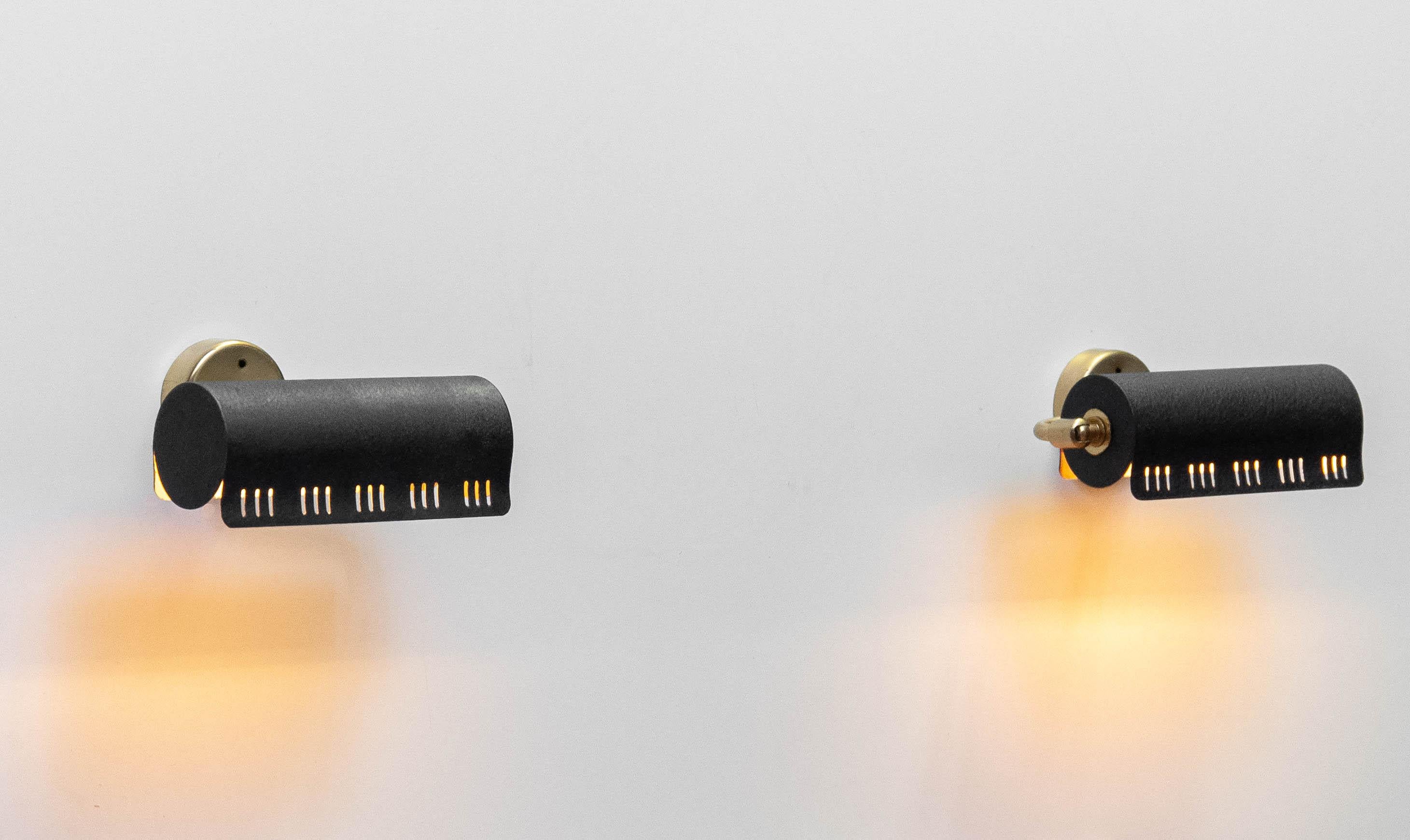 Bellissima coppia di lampade da lettura tubolari / applique 'modello 8260' in nero martellato combinato con l'ottone realizzate da Falkenbergs Belysning Svezia.
Queste lampade possono essere cablate ma anche utilizzate come modelli plug-in.
In