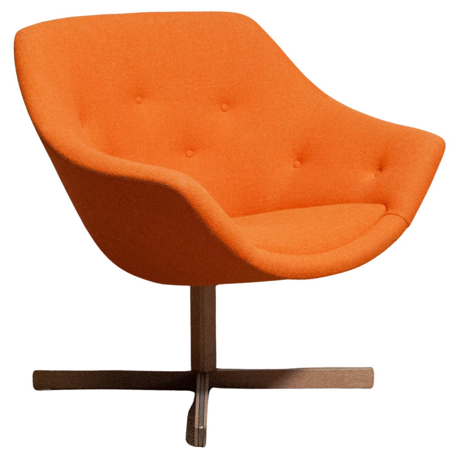 Cette chaise pivotante emblématique de la modernité du milieu du siècle, connue sous le nom de 
