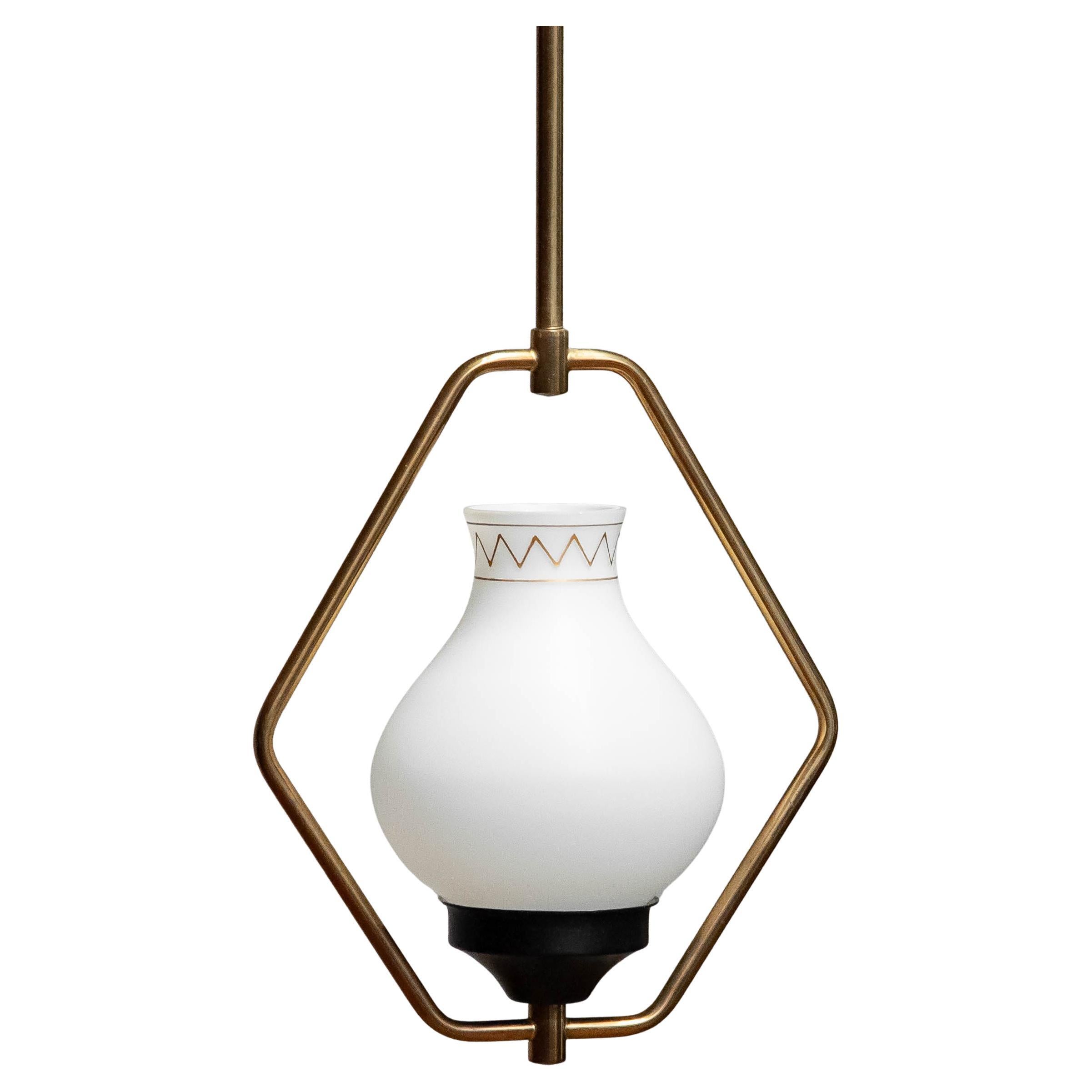 Ciondolo di design svedese degli anni '50 in ottone con vetro artistico opalino. in vendita