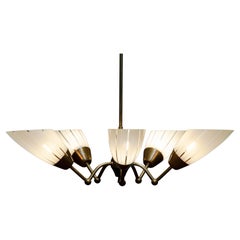 Lampadario tedesco Sputnik a cinque bracci in ottone e nero del 1950 con paralumi in vetro artistico
