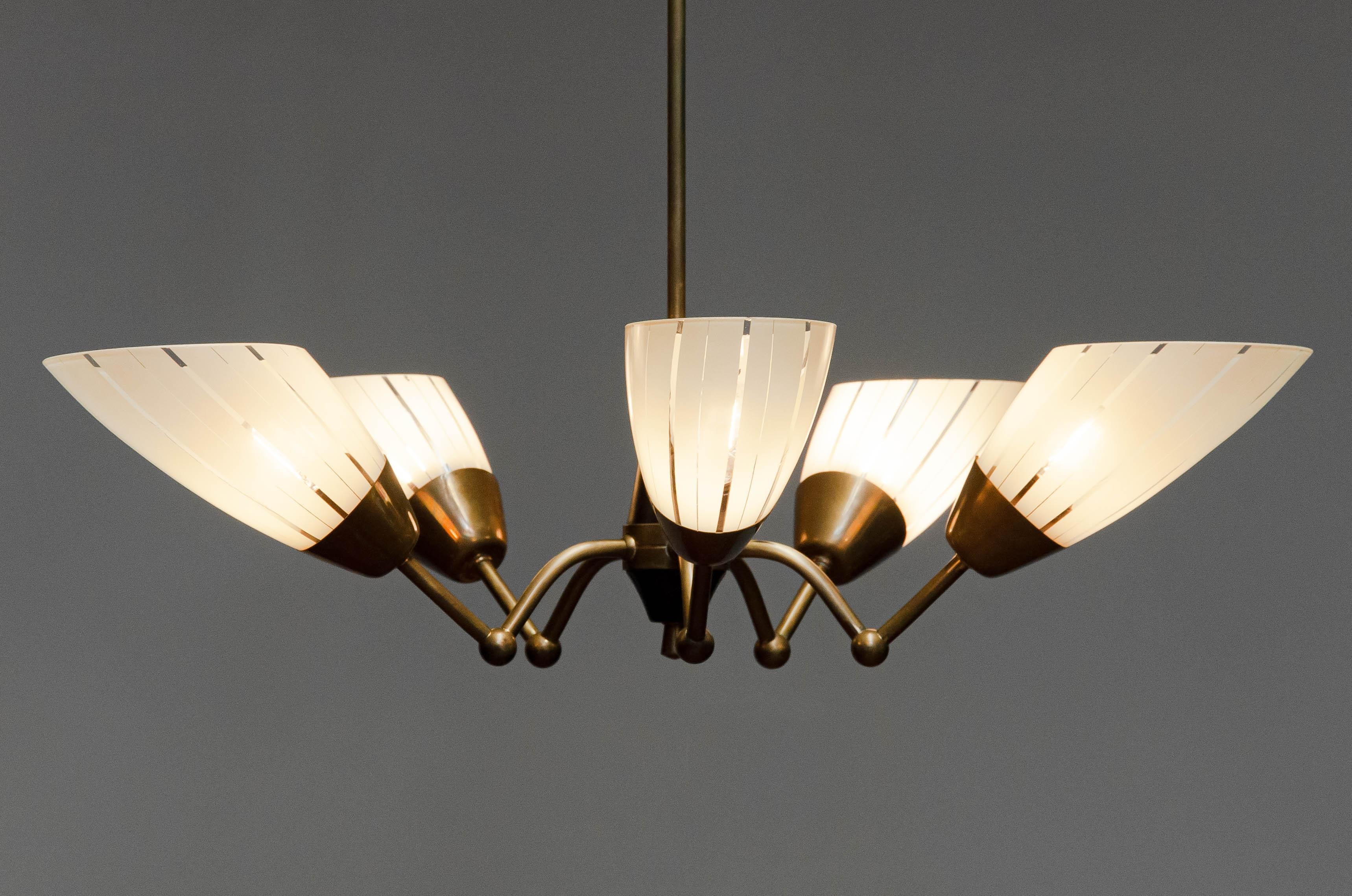 Lampadario tedesco Sputnik a cinque bracci in ottone e nero del 1950 con paralumi in vetro artistico In condizioni buone in vendita a Silvolde, Gelderland