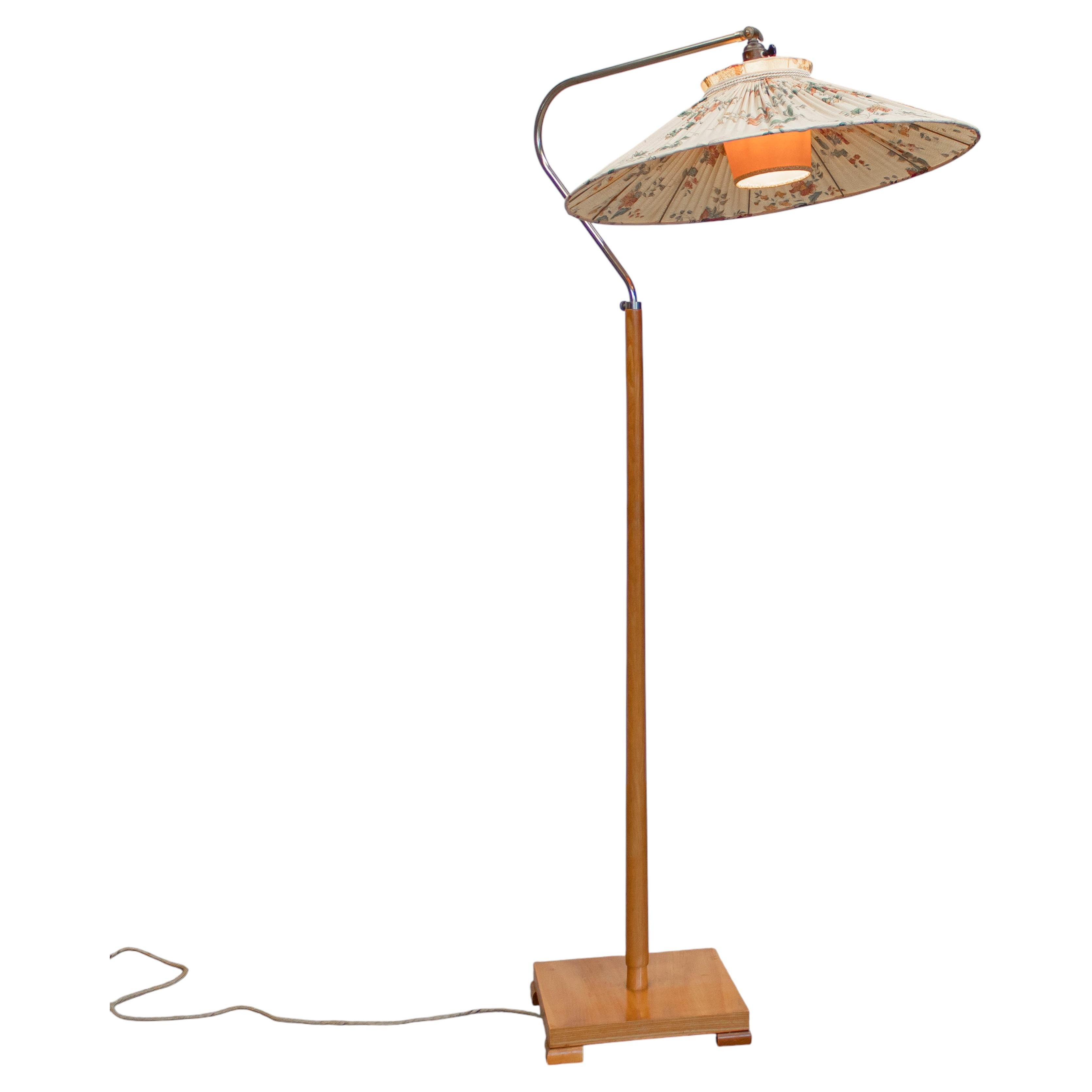 How do you identify an old floor lamp?