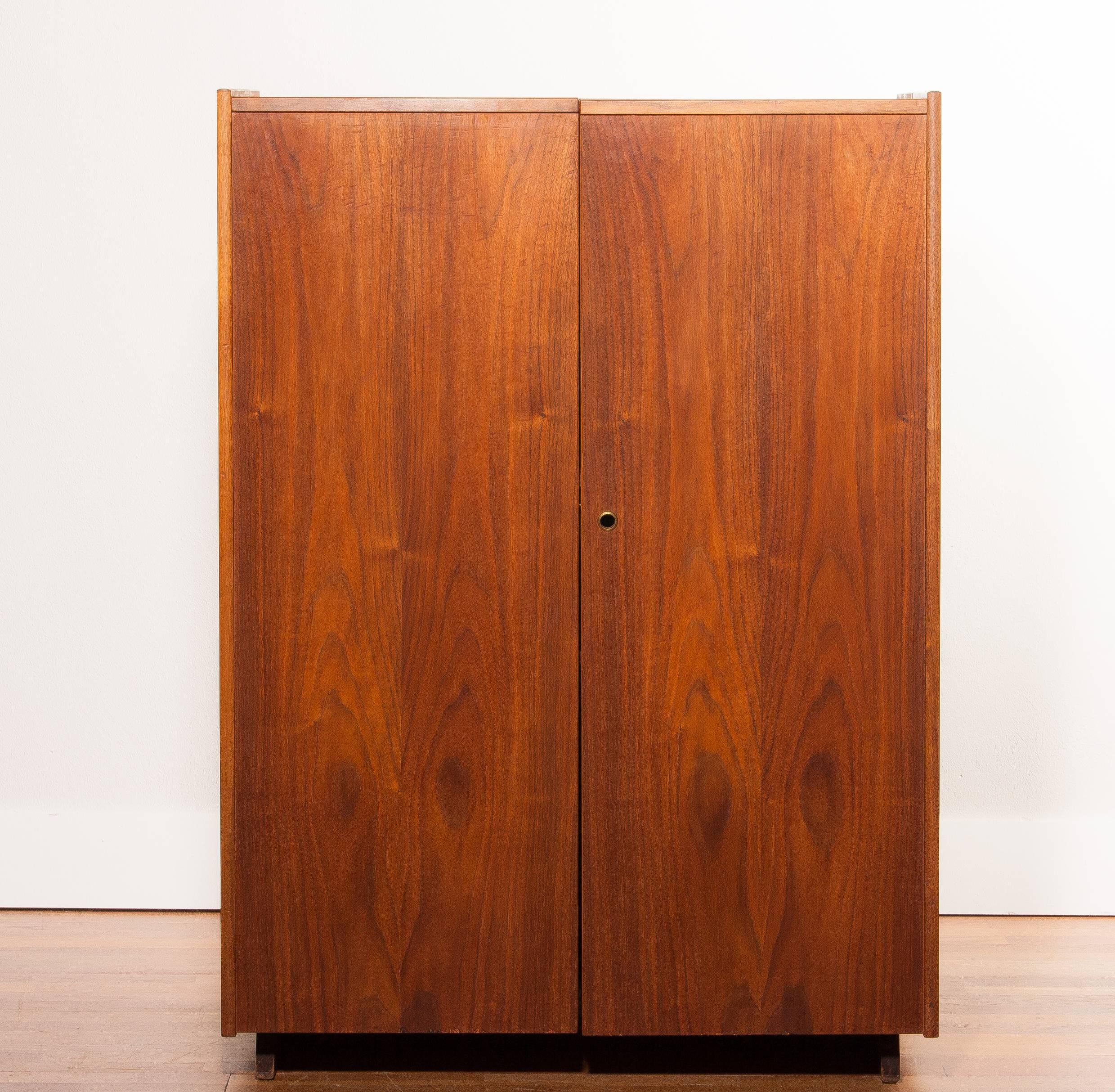 Beautiful teak cabinet and if you open it 'expand' is there going to be an amazing agency.
The office contains a lot of storage space, a sliding desktop with tray and a fold-out working reading lamp.
The cabinet is designed by Mummenthaler &