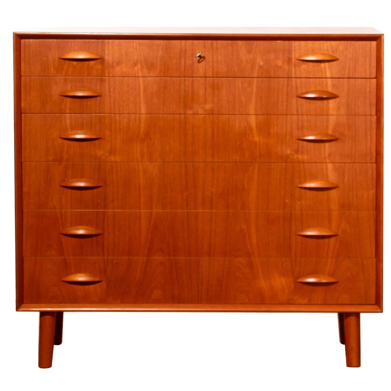 Beautiful cabinet in teak designed by Johannes Sorth and produced by Nexø Møbelfabrik.
This sideboard has six drawers and is in a excellent condition.
The original key included.
Period 1960s.
Dimensions: H 92 cm, W 100 cm, D 45 cm.

