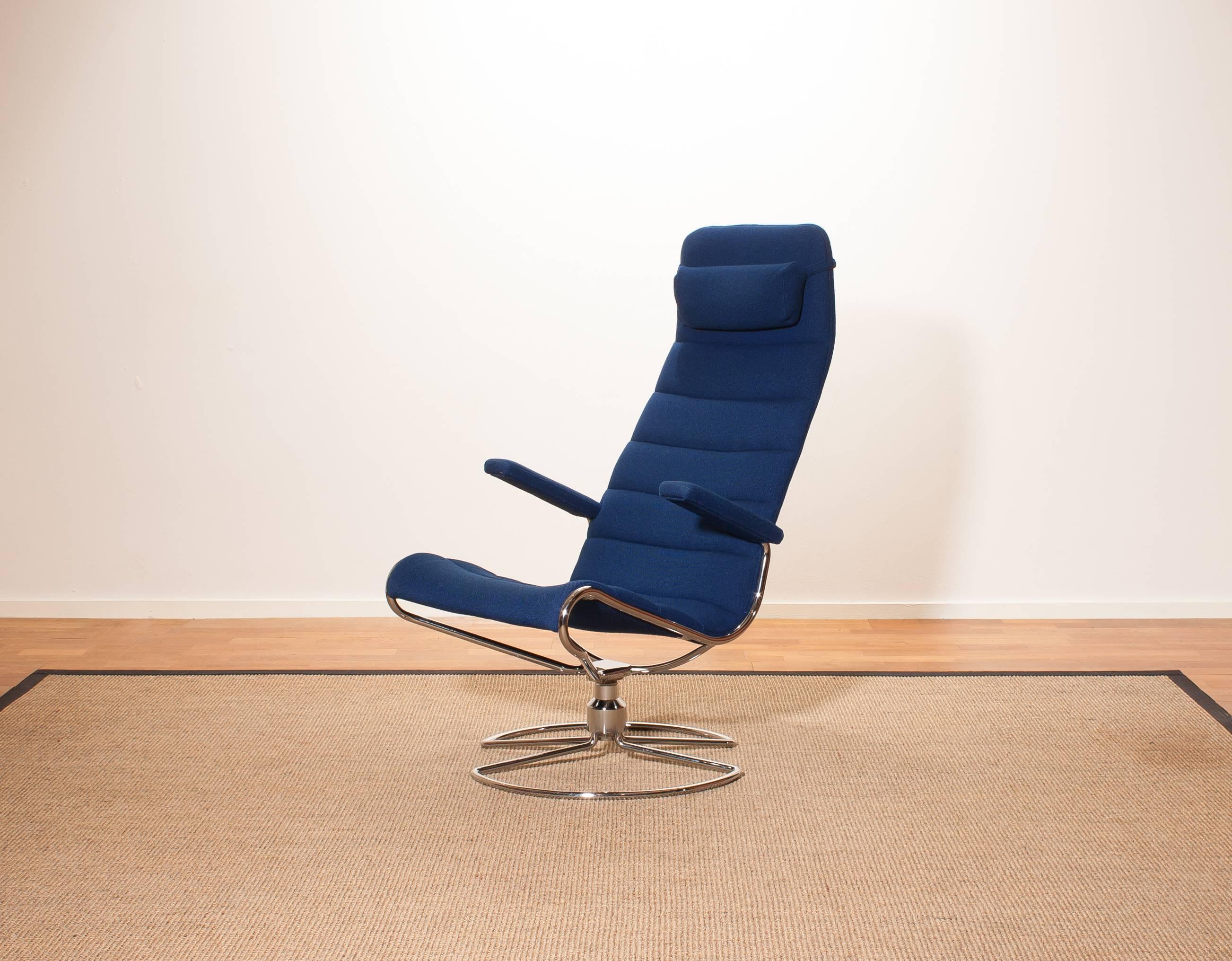 Beautiful 'Minister' chair designed by Bruno Mathsson.
It is upholstered with a Royal Blue wooden fabric mounted on a swivel base of tubular chromed steel. 
The chair is in a very good condition. 
Period 1980s
Dimensions: H. 109 cm, W. 60 cm, D.