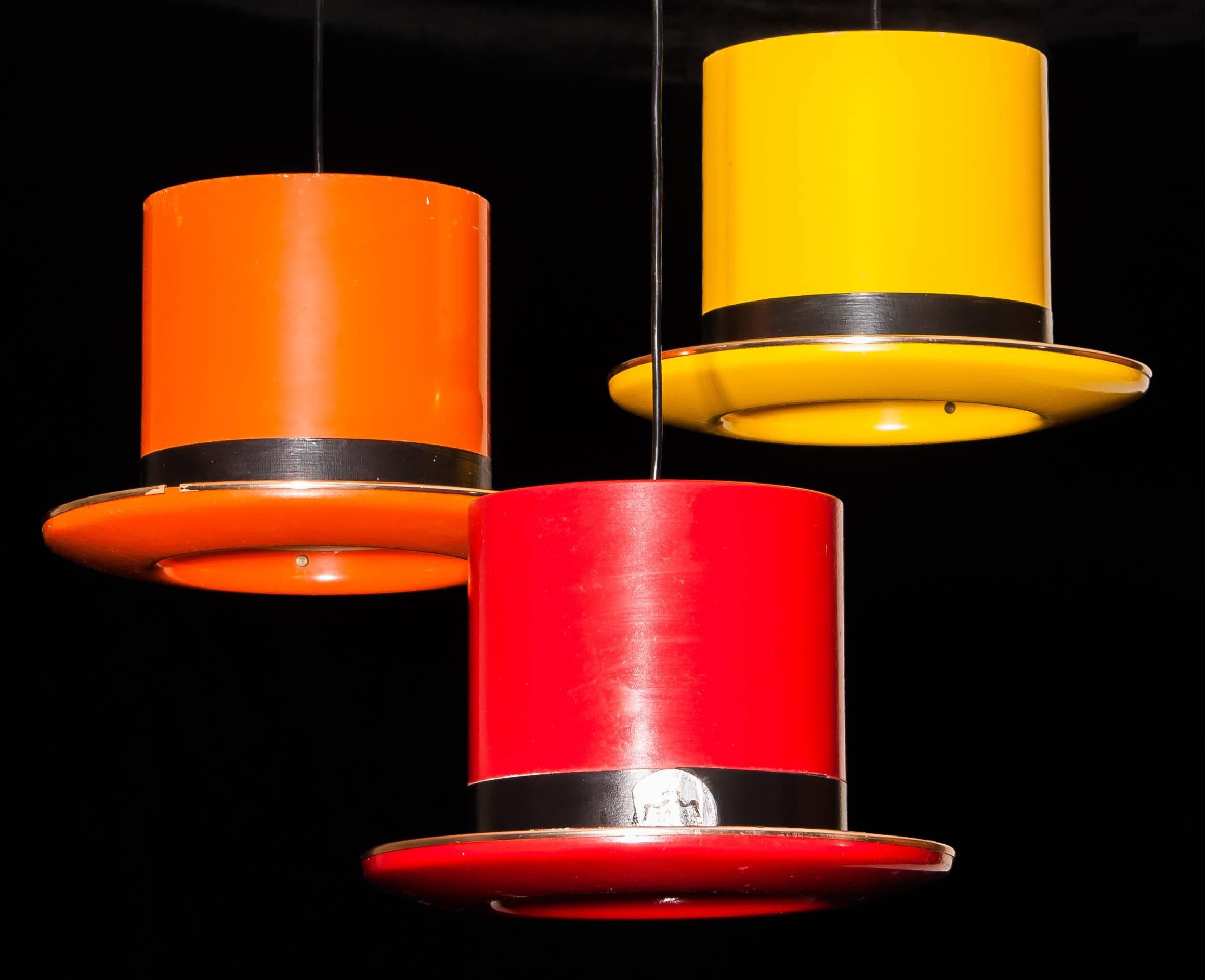 Very nice hat pendant by Hans-Agne Jakobsson for AB Markaryd Sweden.
The lamps are made of orange and yellow lacquered aluminium with a brass-plated trim.
They are in a original condition and labelled.
The lamps are in a working, wear consistent