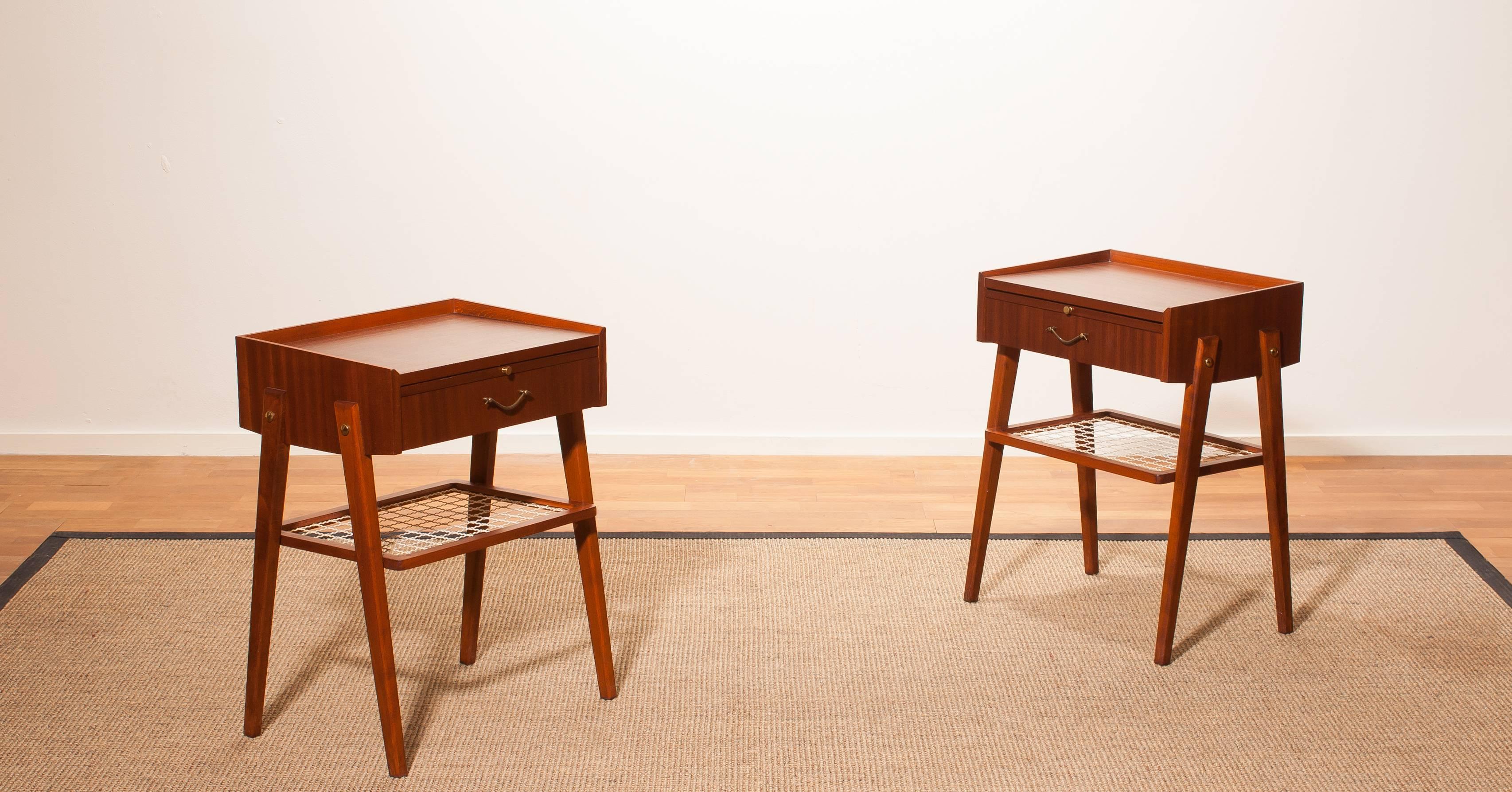 A pair of lovely teak bedside tables.
Each table has a drawer and a extendable leaf with a brass handle.
They are in a nice vintage condition.
Period 1960s
Dimensions: H 60 cm, W 45cm, D 33 cm.