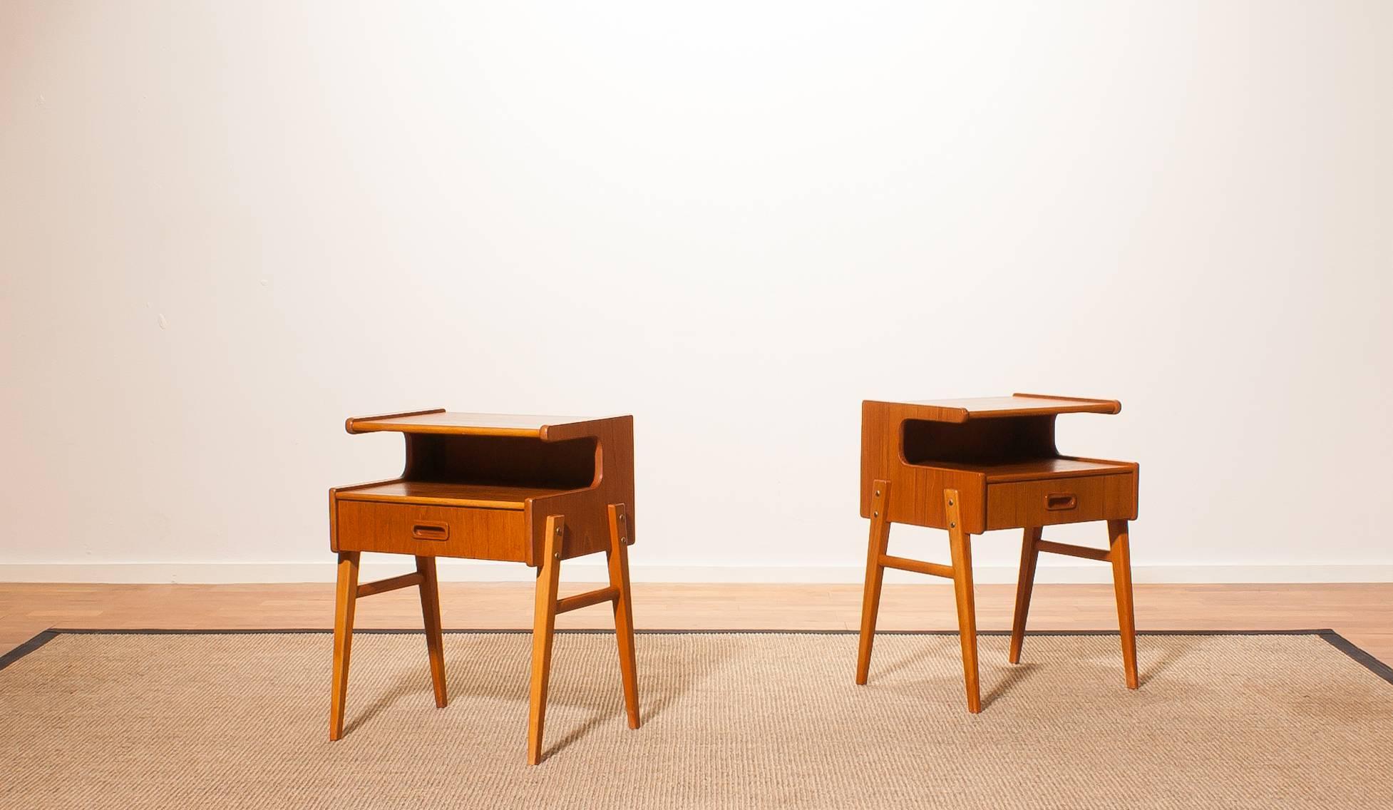 A pair of two lovely bedside tables in beautiful ‘C’ shape.
These tables are made of teak.
Each table has a drawer.
They are in a very nice condition.
Period 1960s
Dimensions: H 54 cm, W 40 cm, D 33 cm.