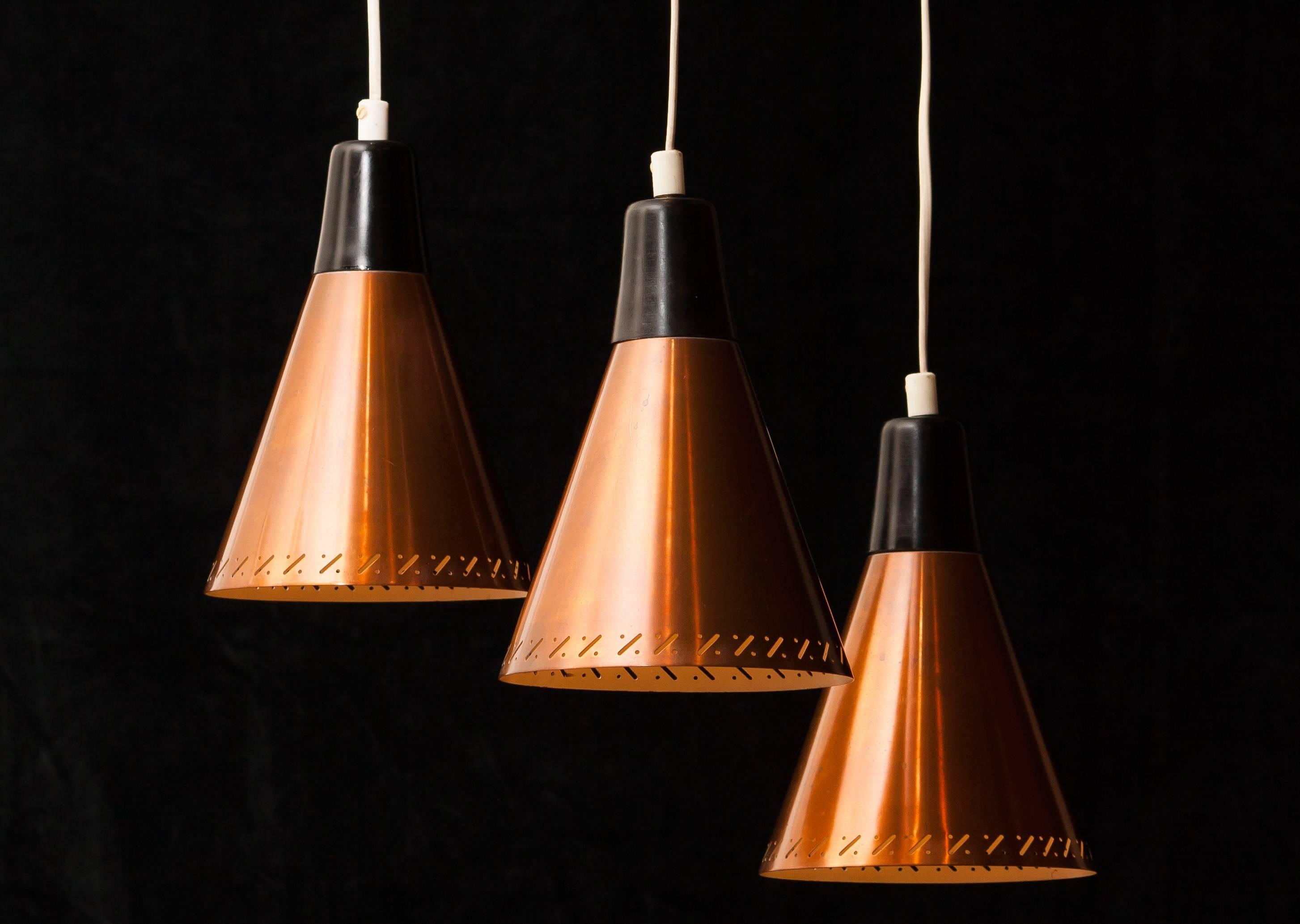 Beautiful lamp designed by Hans-Agne Jakobsson Sweden.
This pendant is made of three perforated copper shades with brass details.
It is adjustable in height.
The lamp is in a very nice condition.
Period 1950s
Dimensions: H.117 cm, ø.45.