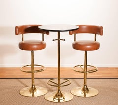 1970:: un ensemble de tabourets de bar et une table de bar en laiton par Börje Johanson