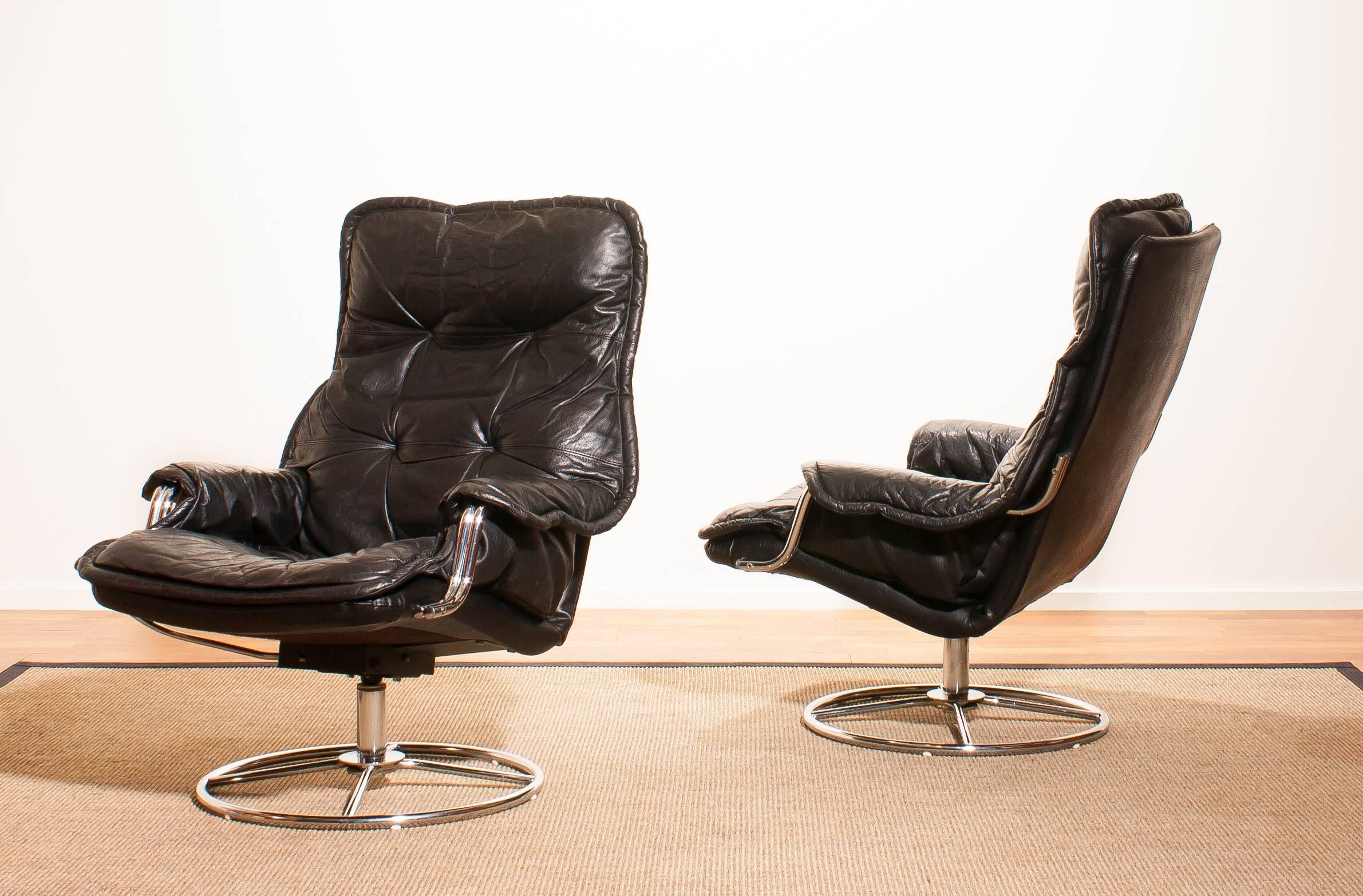 1970s, a Pair of Black Leather Swivel Chrome Steel Lounge Chairs , Sweden In Excellent Condition In Silvolde, Gelderland