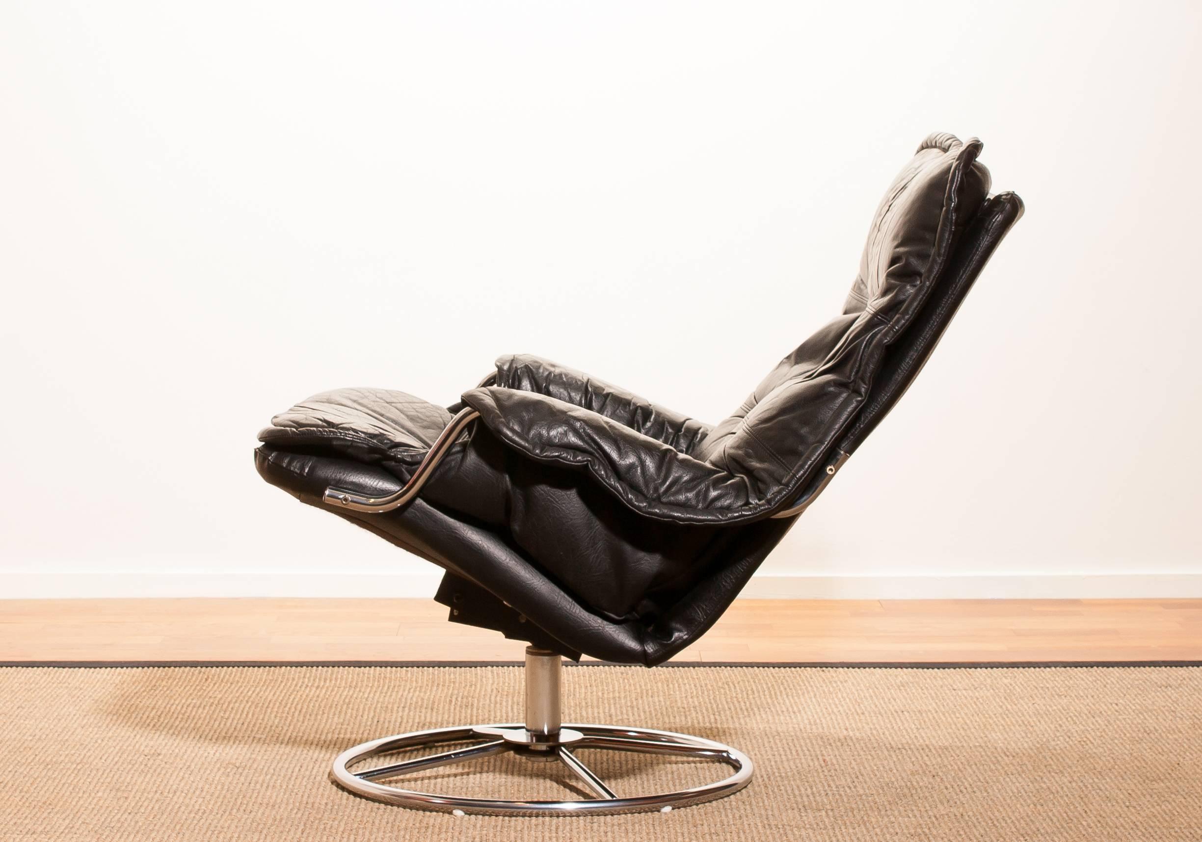 1970s, Black Leather Swivel Chrome Steel Lounge Chair , Sweden In Excellent Condition In Silvolde, Gelderland