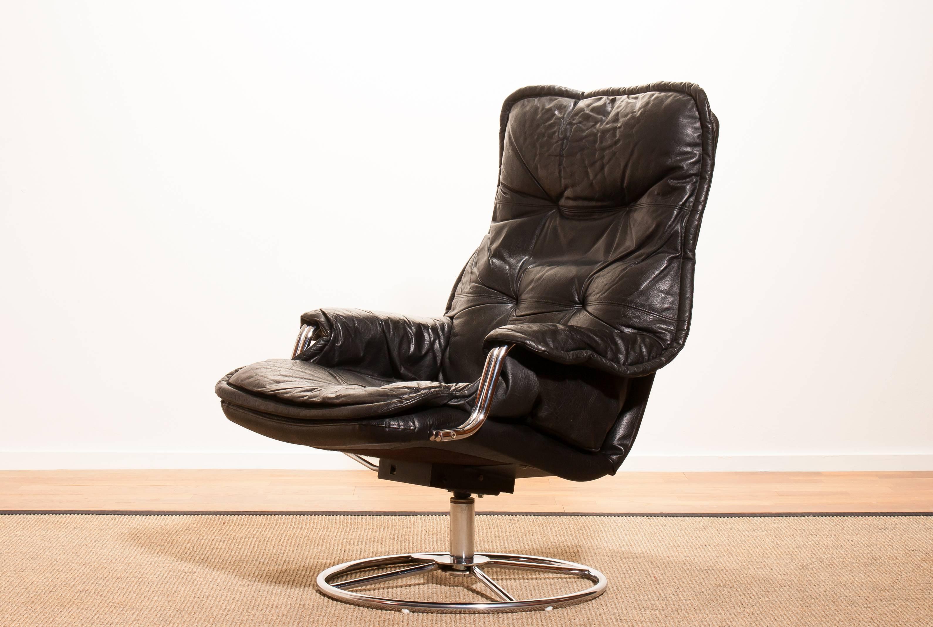 Beautiful lounge chair made in Sweden.
This very nice design chair has a black leather seating and armrests on a swivel chrome steel frame.
It is in a wonderful condition.
Period 1970s
Dimensions : H 94 cm , W 68 cm , D 72 cm , Sh 40.