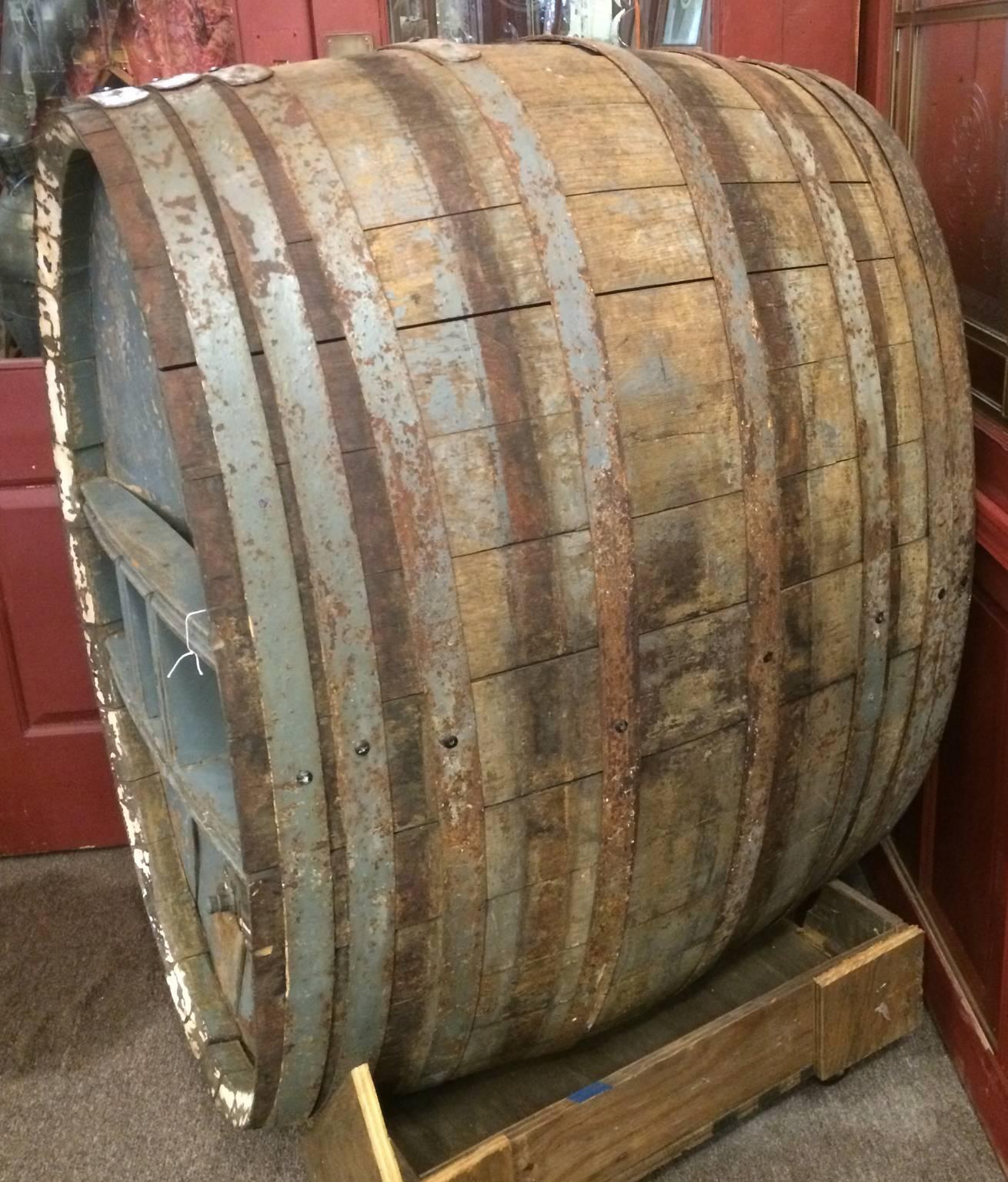 Antique Wine Barrel Keg In Distressed Condition In Atlanta, GA