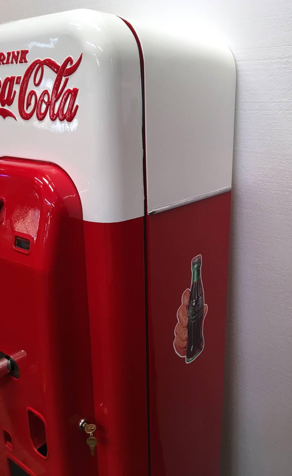 Vendo 44 Coca-Cola Vending Machine In Good Condition For Sale In Atlanta, GA