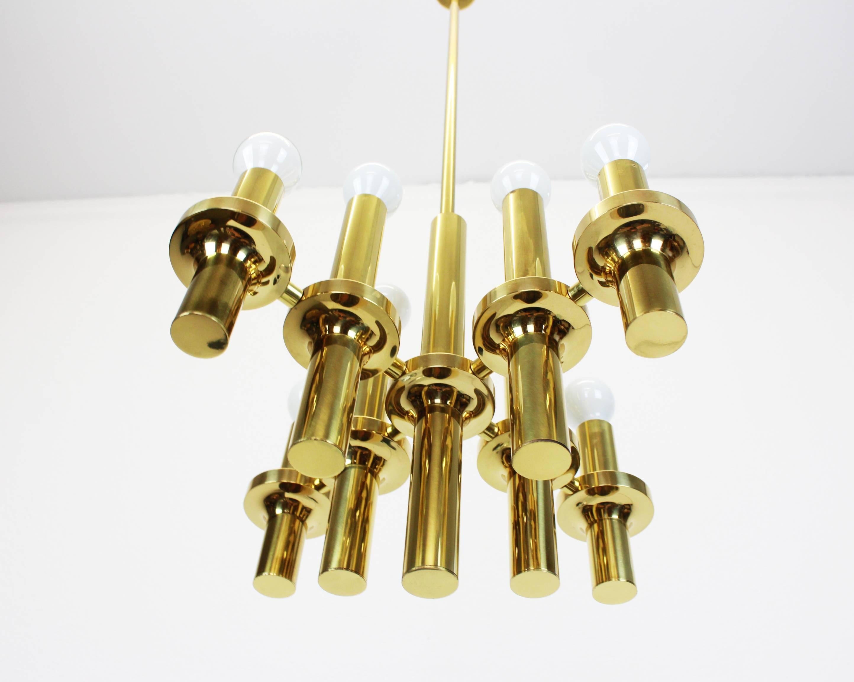 Wonderful Mid-Century brass chandelier in the manner of Sciolari made by Staff Leuchten, manufactured in Germany, circa the 1970s.

High quality and in very good condition. Cleaned, well-wired and ready to use. 

The fixture requires 8 x E14