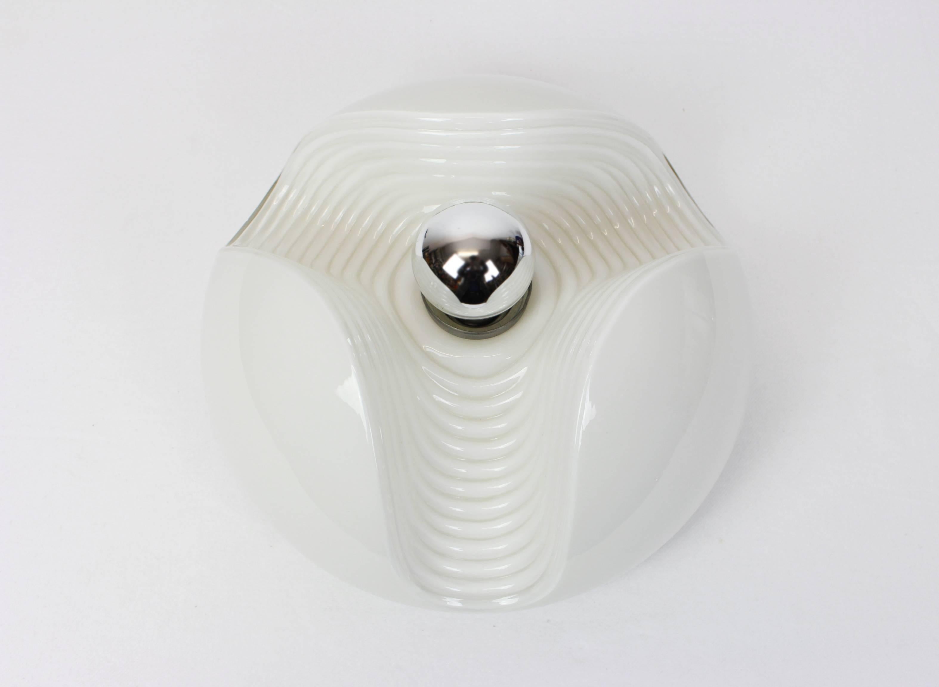 A special round biomorphic white glass wall sconce or flush mount designed by Koch & Lowy for Peill & Putzler, manufactured in Germany, circa the 1970s.

High quality and in very good condition. Cleaned, well-wired and ready to use. 

The fixture