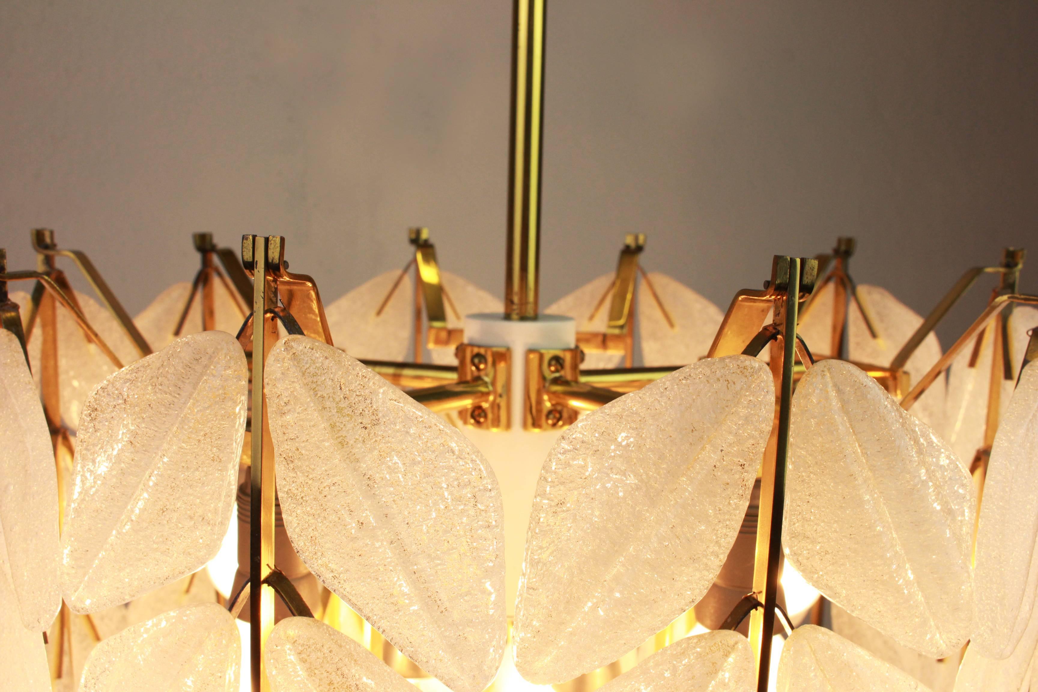 Stunning Leaves Chandelier, Brass and Murano Ice Glass by Kalmar, Austria, 1960s In Good Condition In Aachen, NRW