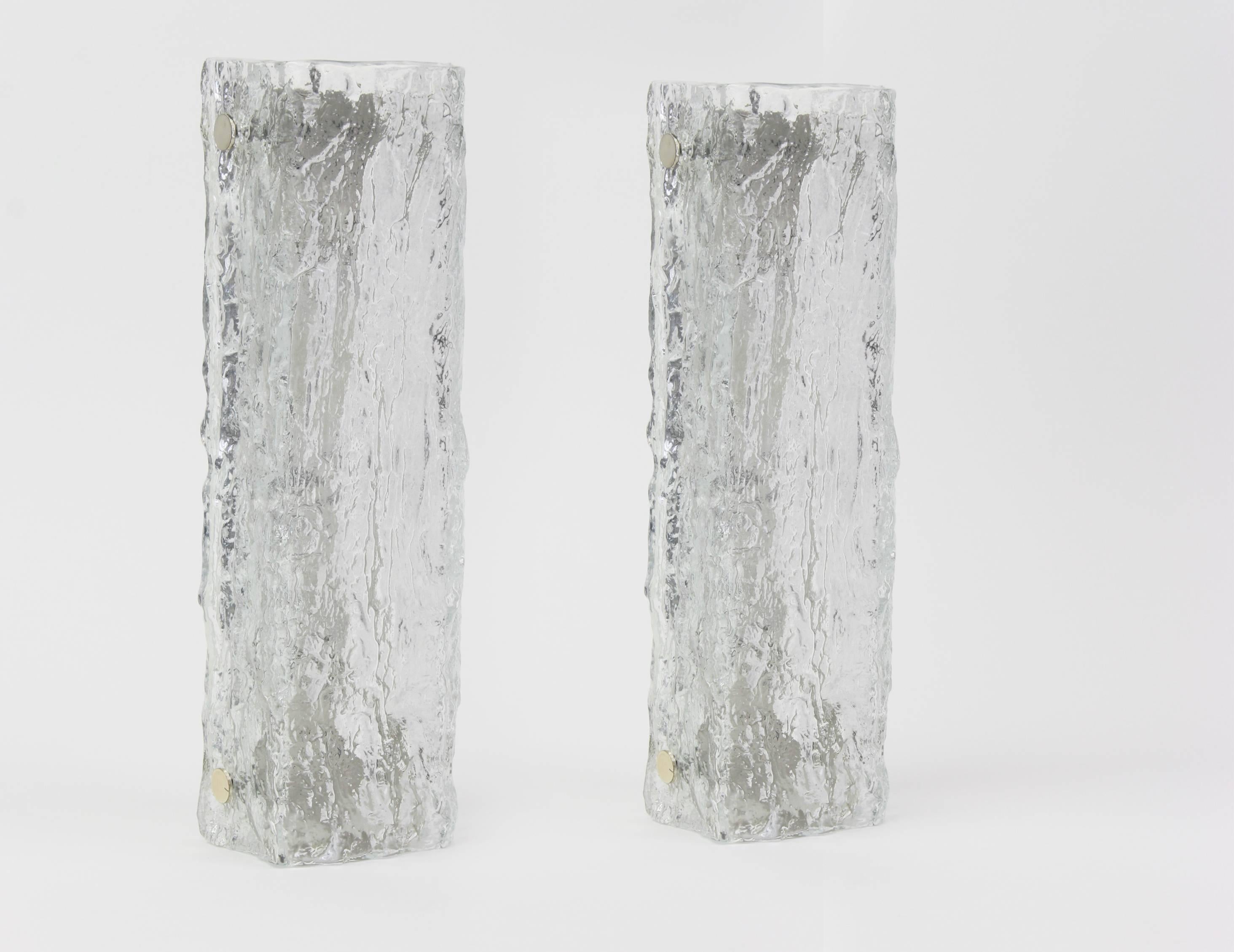 Wunderschönes Paar eckiger Glasleuchten mit Messinghalterungen von Hillebrand Leuchten, Deutschland, ca. 1970er Jahre.


Hochwertig und in sehr gutem Zustand. Gereinigt, gut verkabelt und einsatzbereit. 

Jede Leuchte benötigt 2 x E14